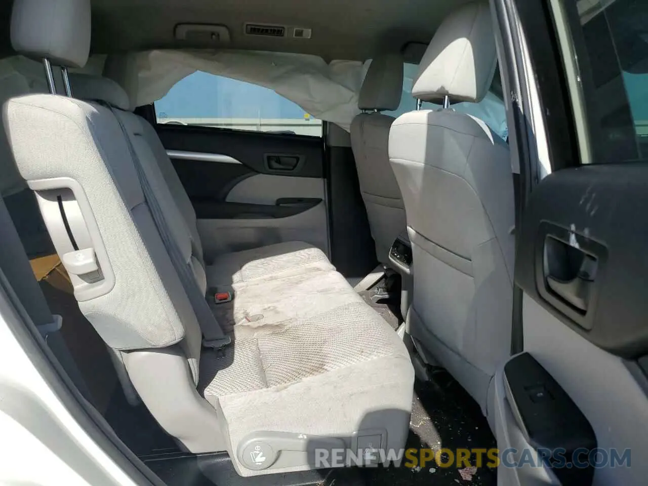 11 Photograph of a damaged car 5TDBZRFH1KS976918 TOYOTA HIGHLANDER 2019