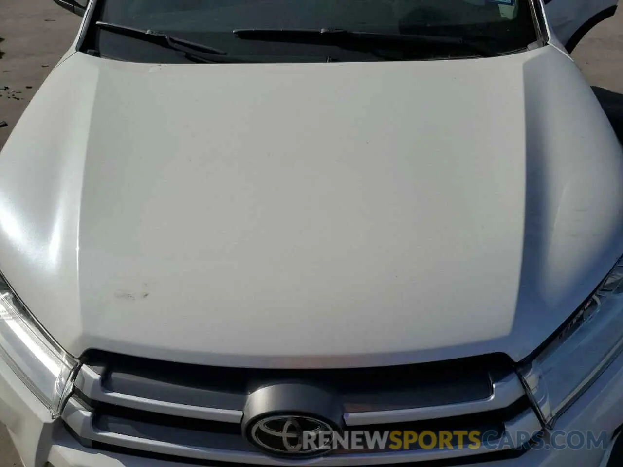 12 Photograph of a damaged car 5TDBZRFH1KS976918 TOYOTA HIGHLANDER 2019