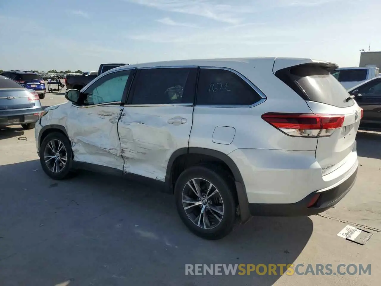 2 Photograph of a damaged car 5TDBZRFH1KS976918 TOYOTA HIGHLANDER 2019