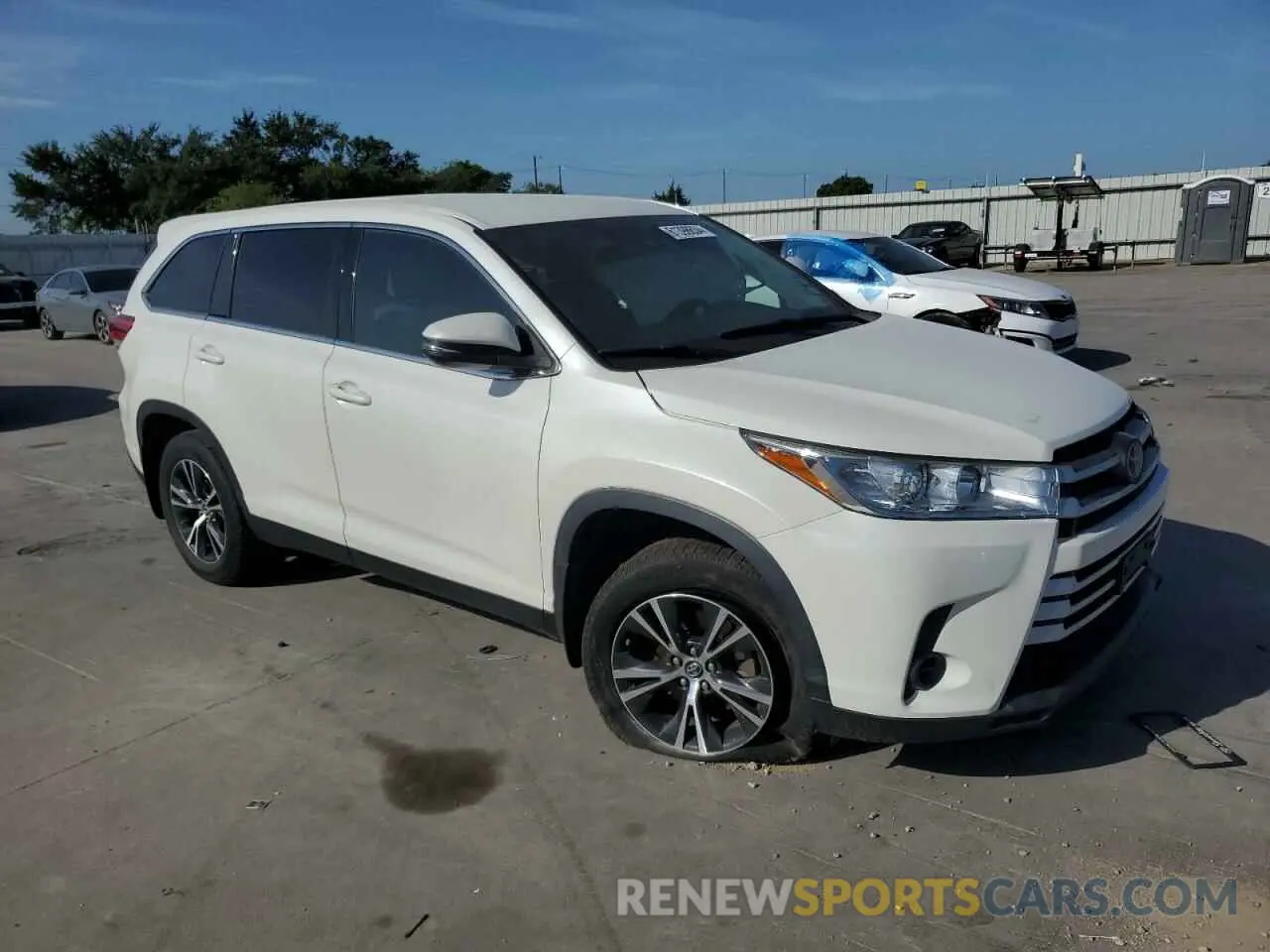 4 Photograph of a damaged car 5TDBZRFH1KS976918 TOYOTA HIGHLANDER 2019