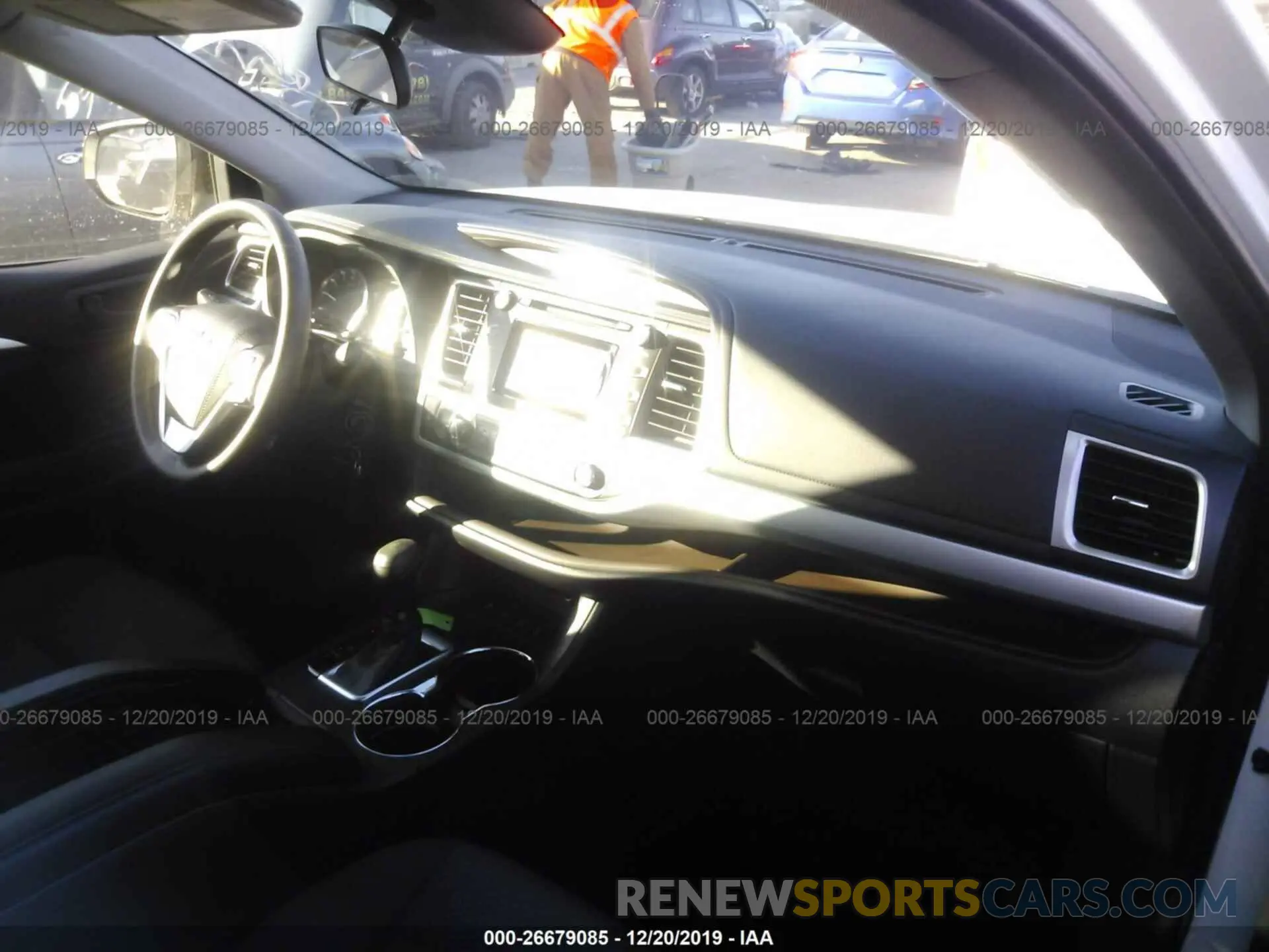 5 Photograph of a damaged car 5TDBZRFH2KS735966 TOYOTA HIGHLANDER 2019
