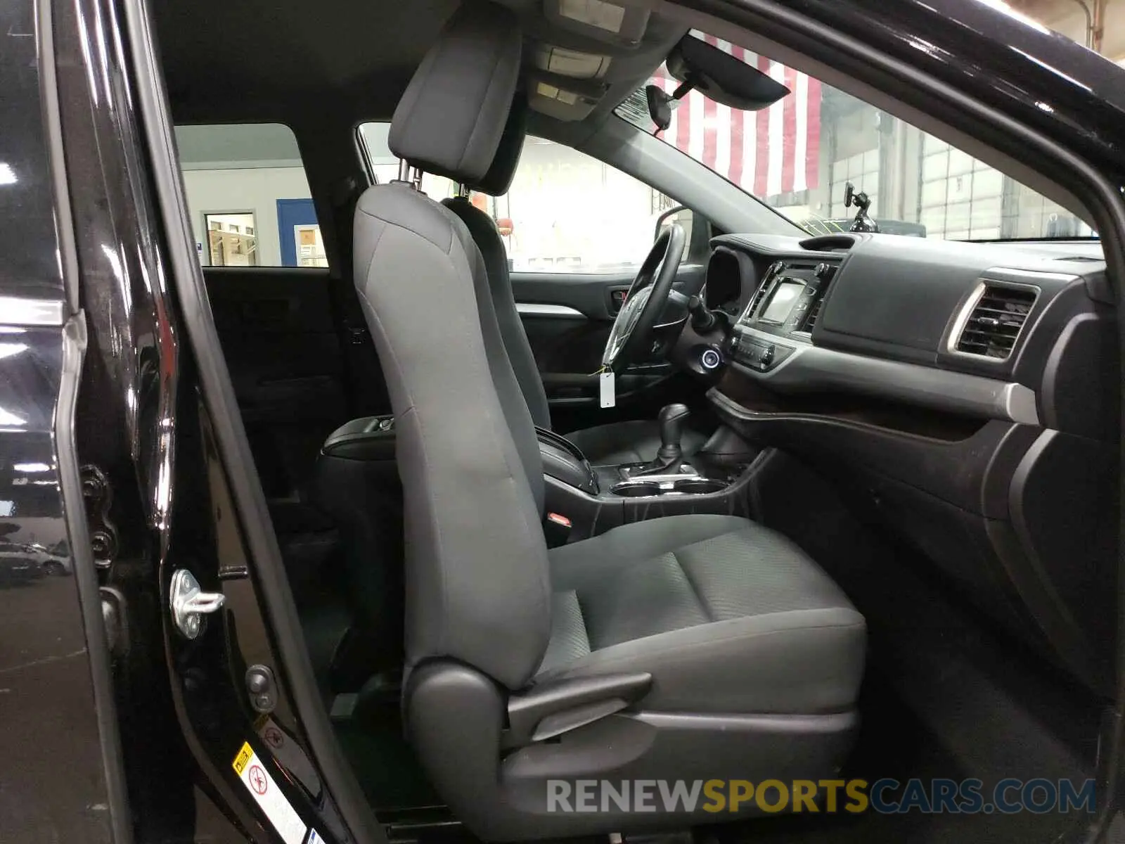 5 Photograph of a damaged car 5TDBZRFH2KS737362 TOYOTA HIGHLANDER 2019