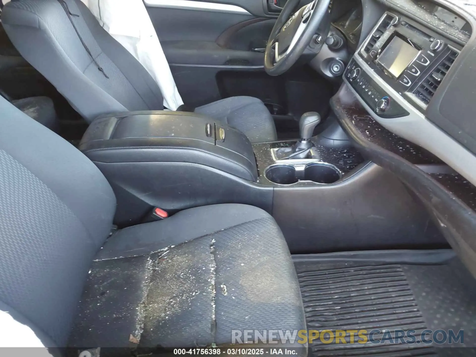 5 Photograph of a damaged car 5TDBZRFH2KS743601 TOYOTA HIGHLANDER 2019