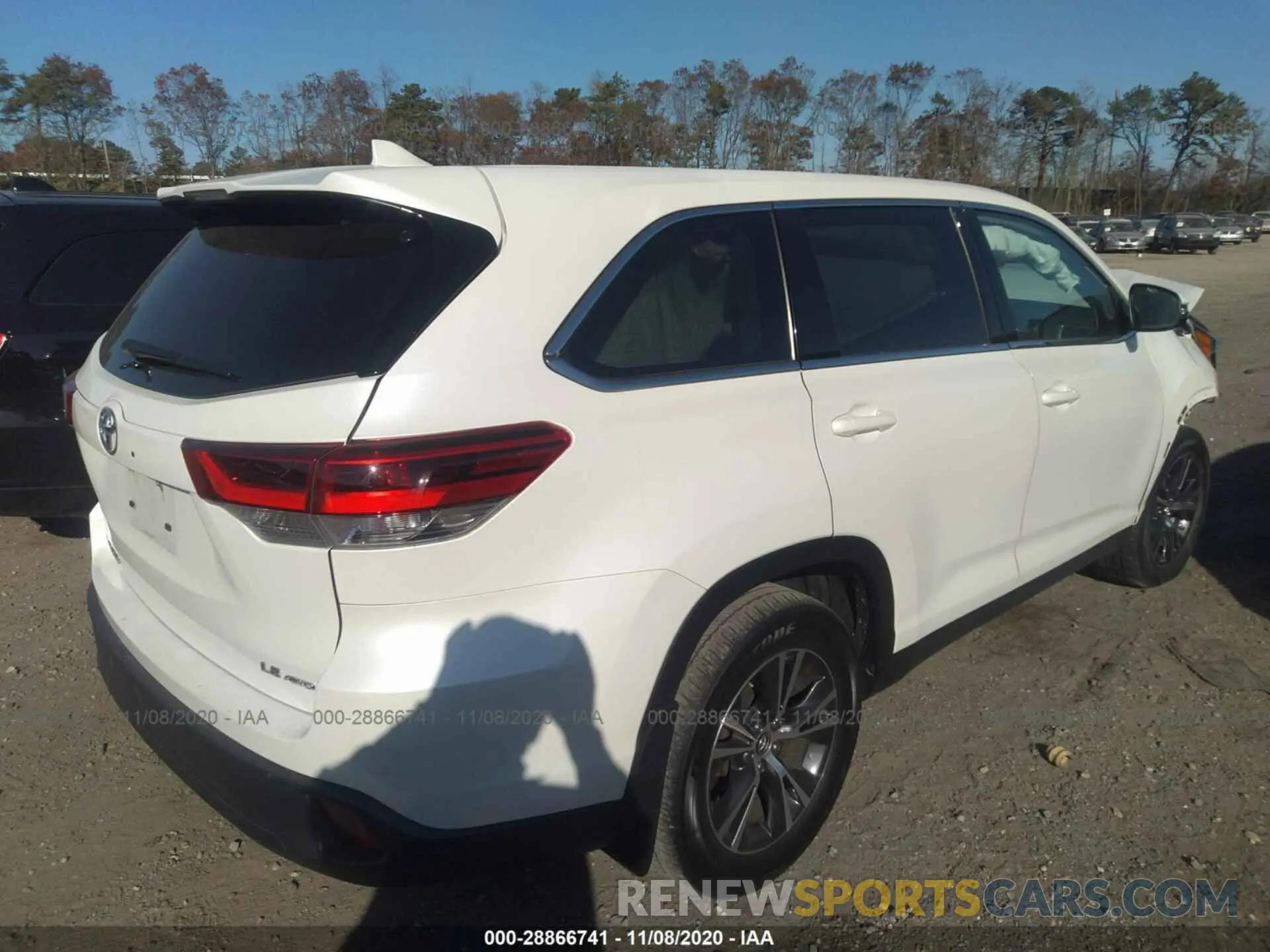4 Photograph of a damaged car 5TDBZRFH2KS917697 TOYOTA HIGHLANDER 2019