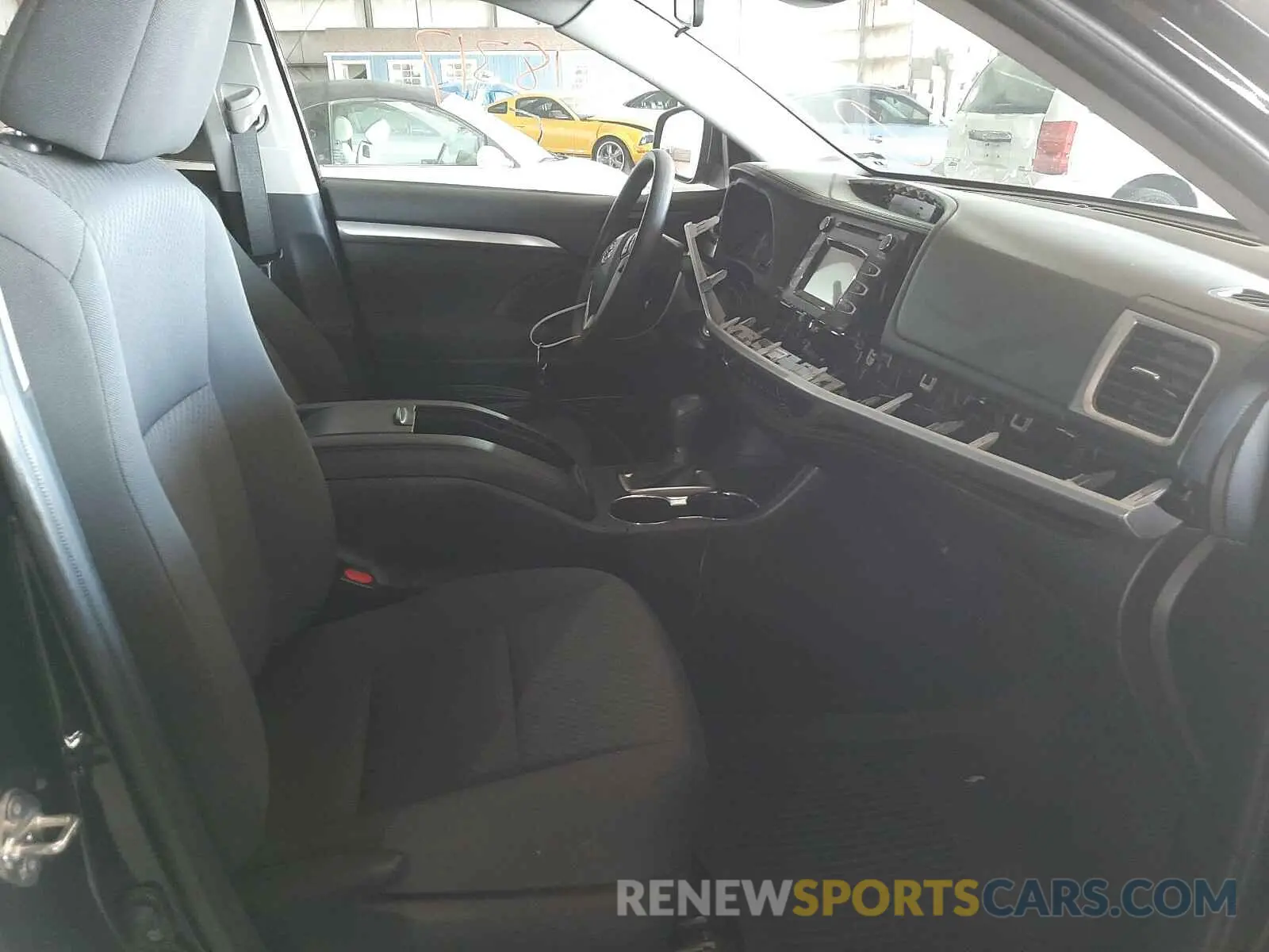 5 Photograph of a damaged car 5TDBZRFH2KS921006 TOYOTA HIGHLANDER 2019