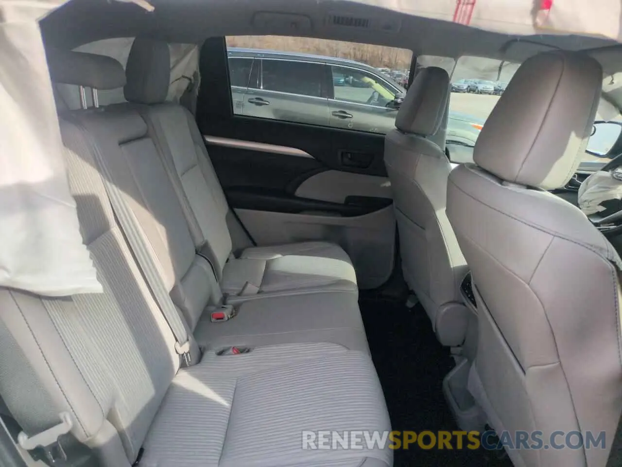 11 Photograph of a damaged car 5TDBZRFH2KS927680 TOYOTA HIGHLANDER 2019