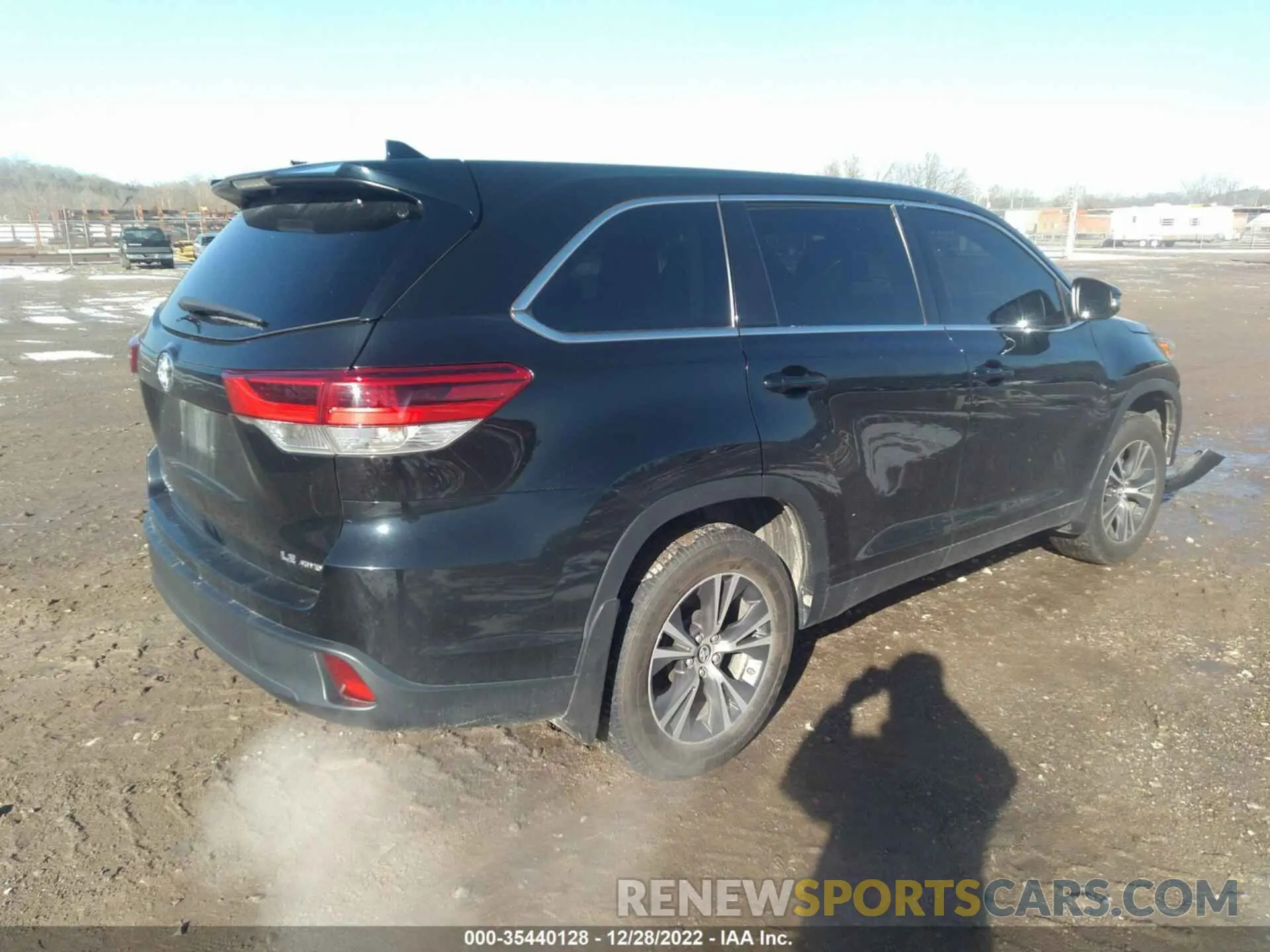 4 Photograph of a damaged car 5TDBZRFH3KS707979 TOYOTA HIGHLANDER 2019