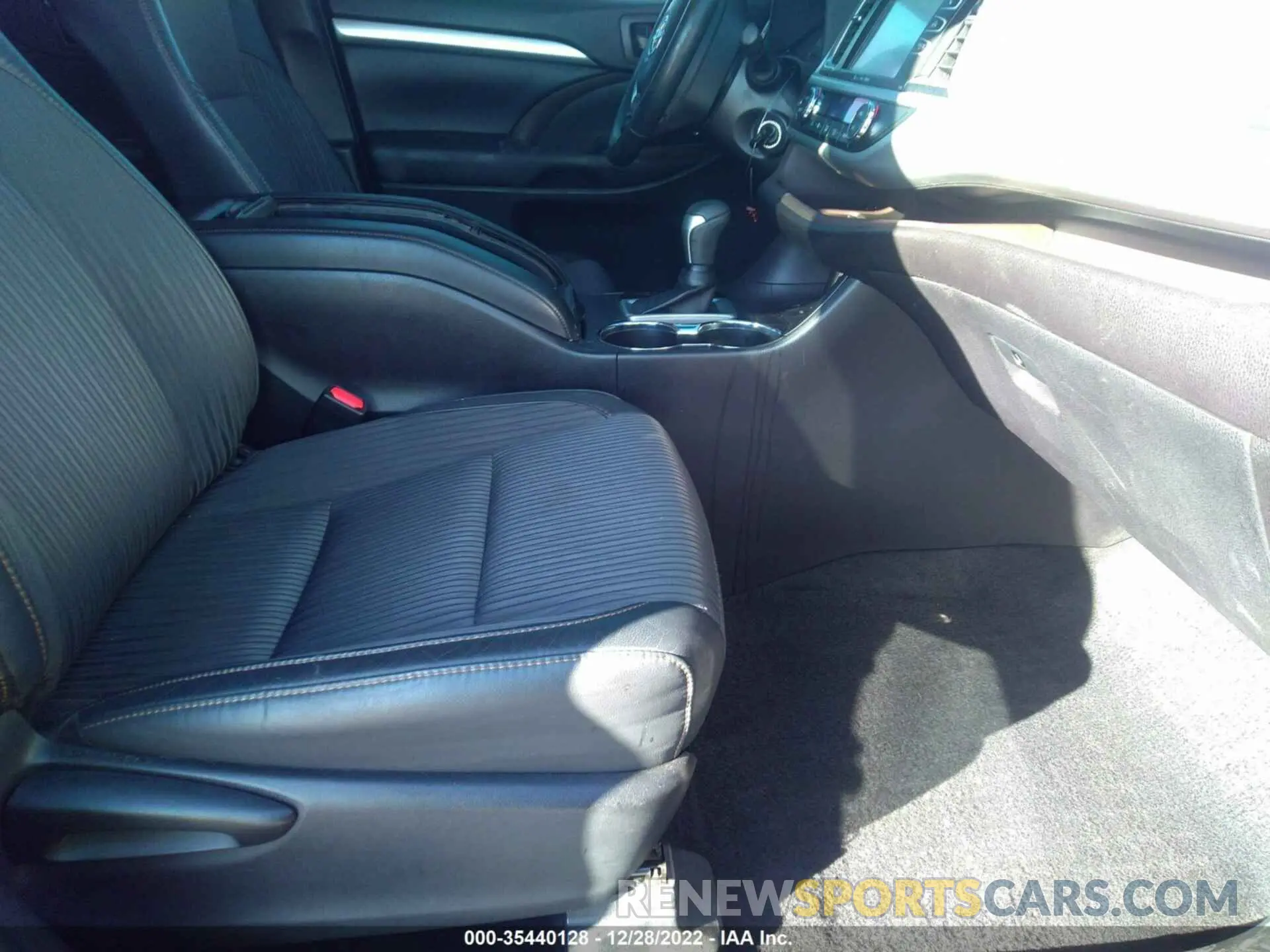5 Photograph of a damaged car 5TDBZRFH3KS707979 TOYOTA HIGHLANDER 2019