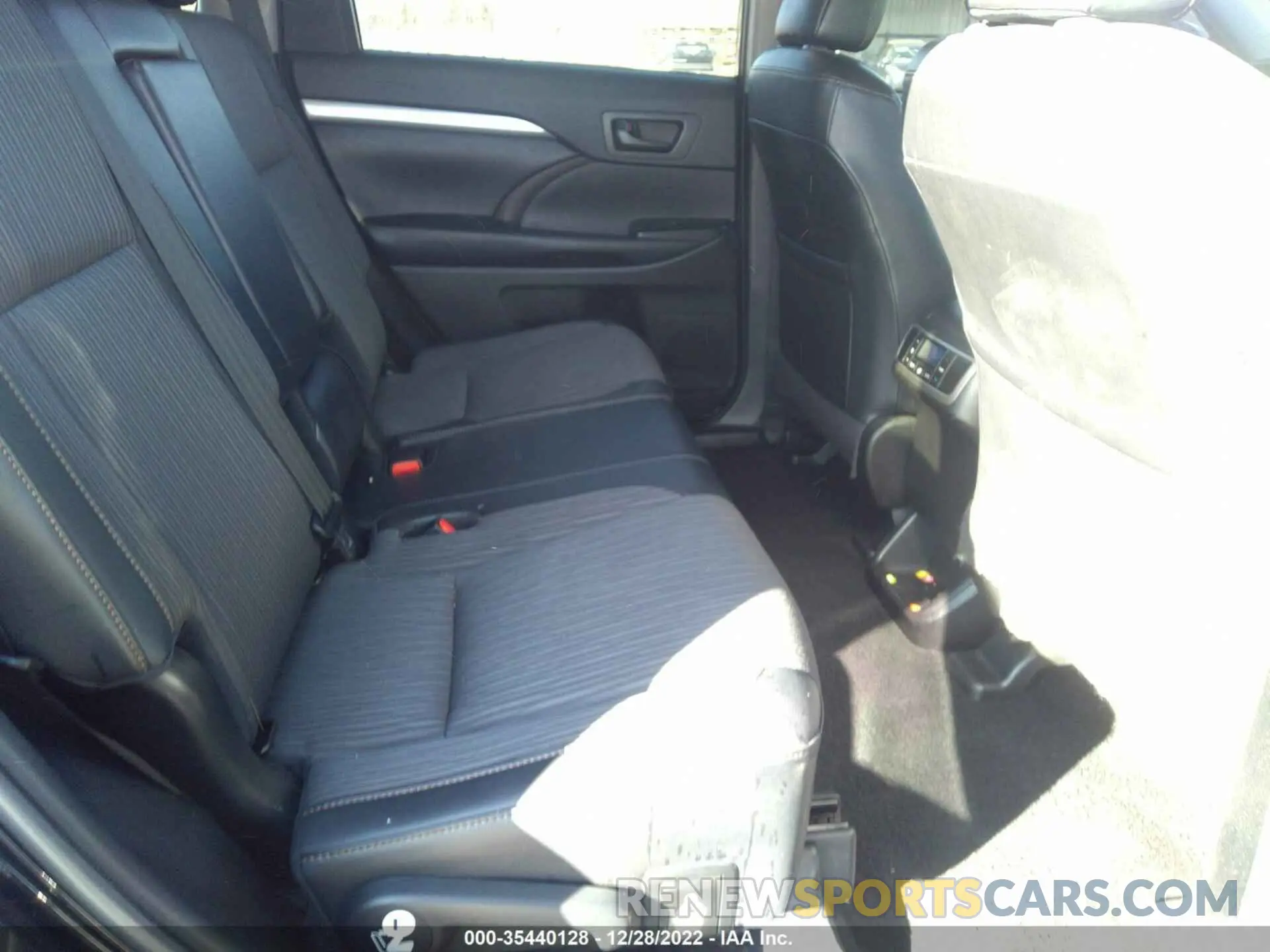 8 Photograph of a damaged car 5TDBZRFH3KS707979 TOYOTA HIGHLANDER 2019