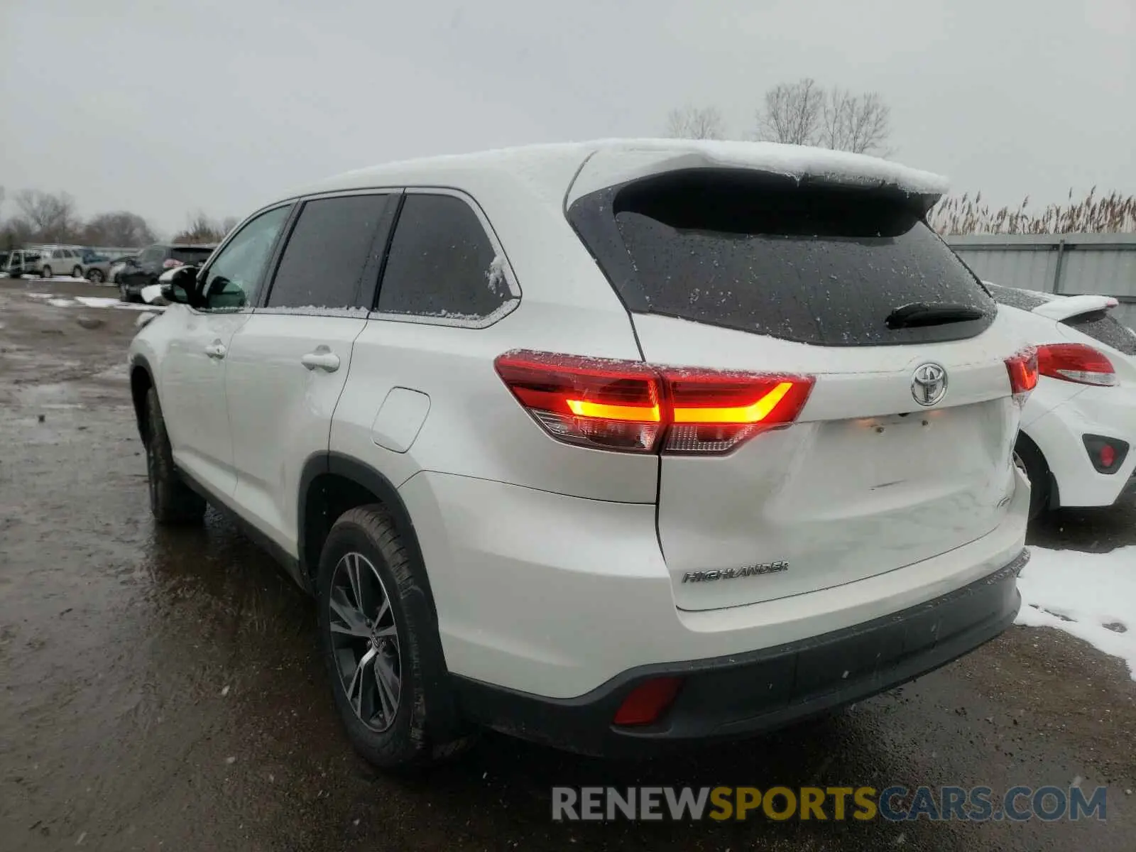 3 Photograph of a damaged car 5TDBZRFH3KS946092 TOYOTA HIGHLANDER 2019