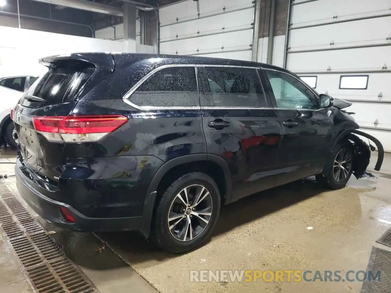 3 Photograph of a damaged car 5TDBZRFH3KS963541 TOYOTA HIGHLANDER 2019