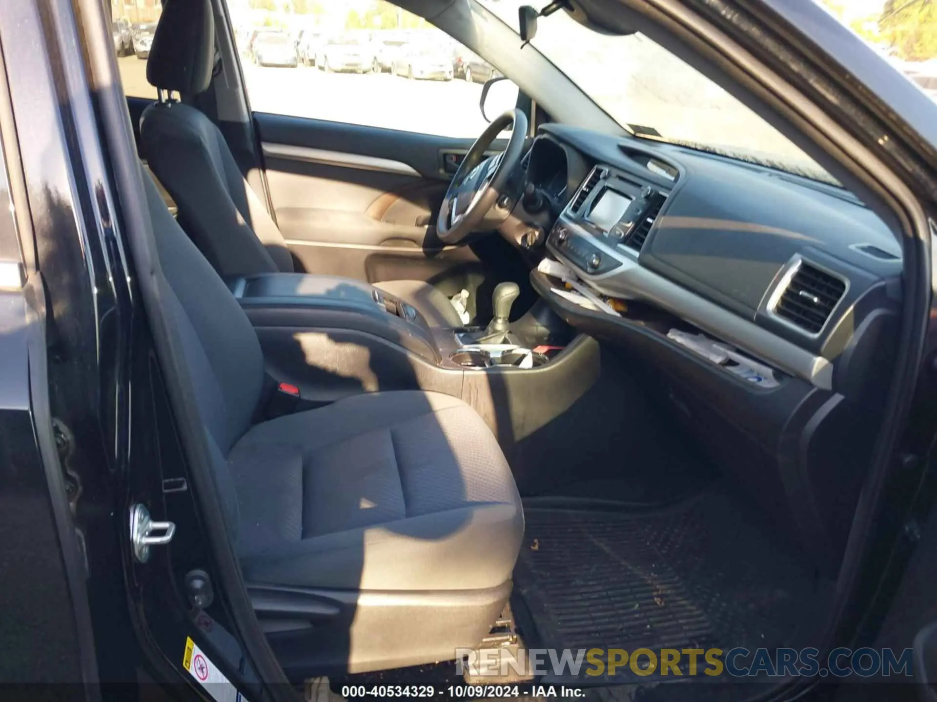 5 Photograph of a damaged car 5TDBZRFH3KS974880 TOYOTA HIGHLANDER 2019