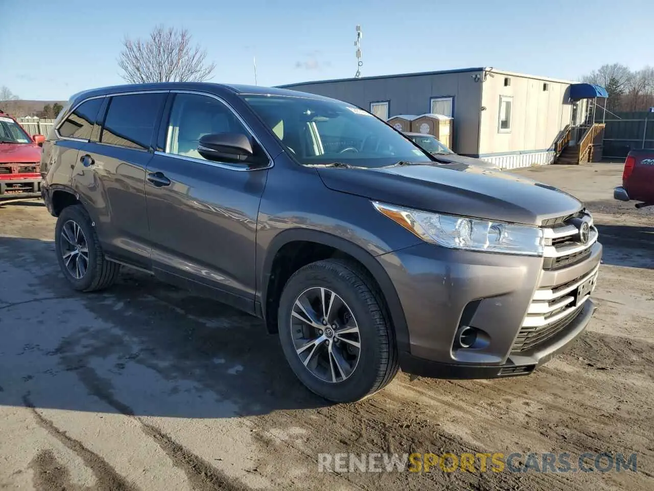 4 Photograph of a damaged car 5TDBZRFH3KS987838 TOYOTA HIGHLANDER 2019