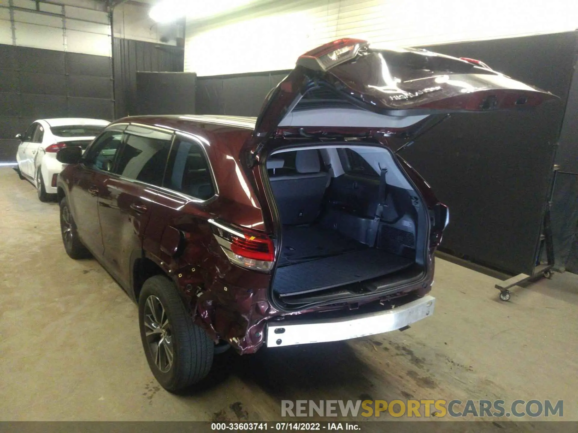 3 Фотография поврежденного автомобиля 5TDBZRFH4KS725620 TOYOTA HIGHLANDER 2019