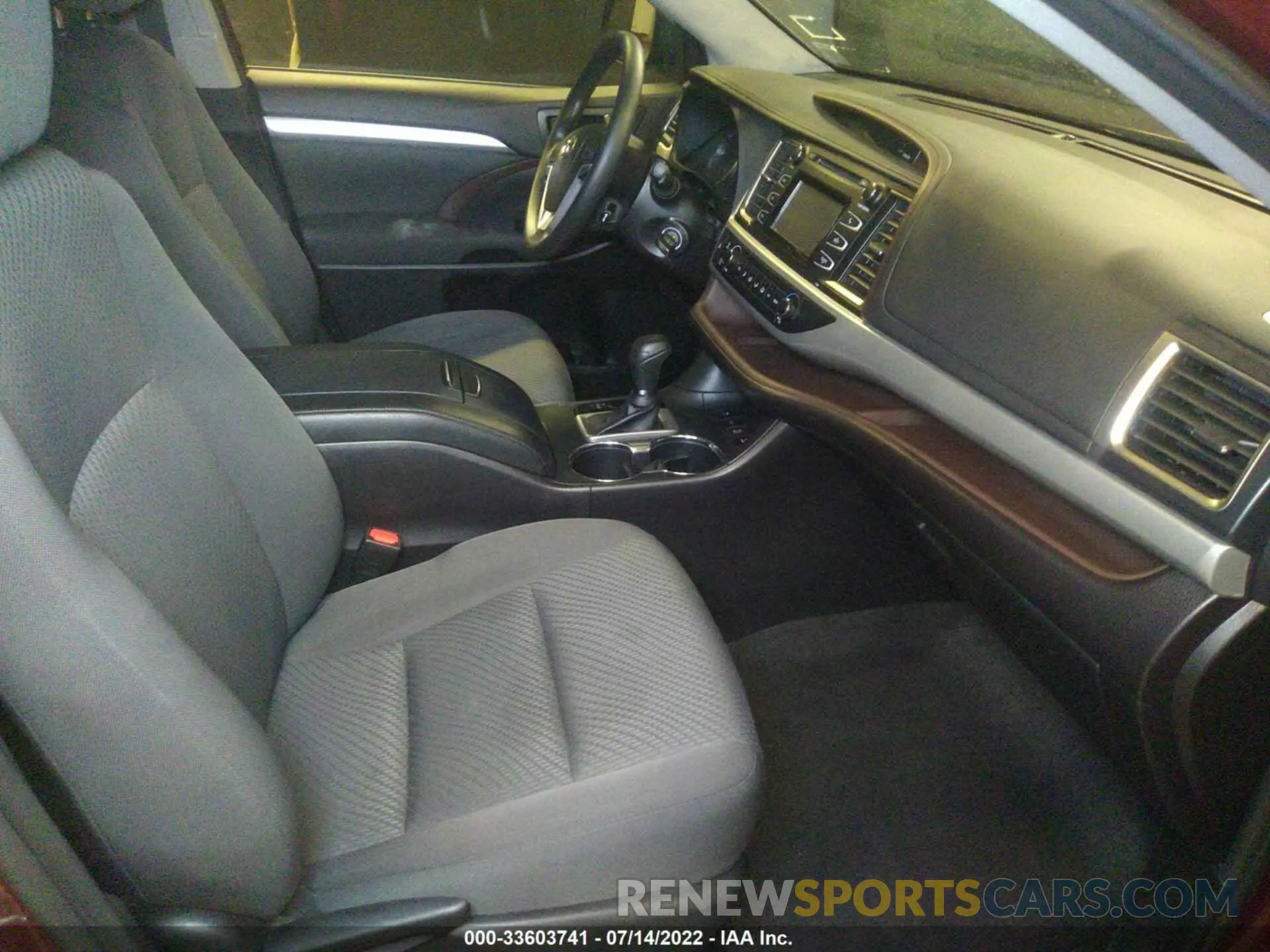 5 Фотография поврежденного автомобиля 5TDBZRFH4KS725620 TOYOTA HIGHLANDER 2019
