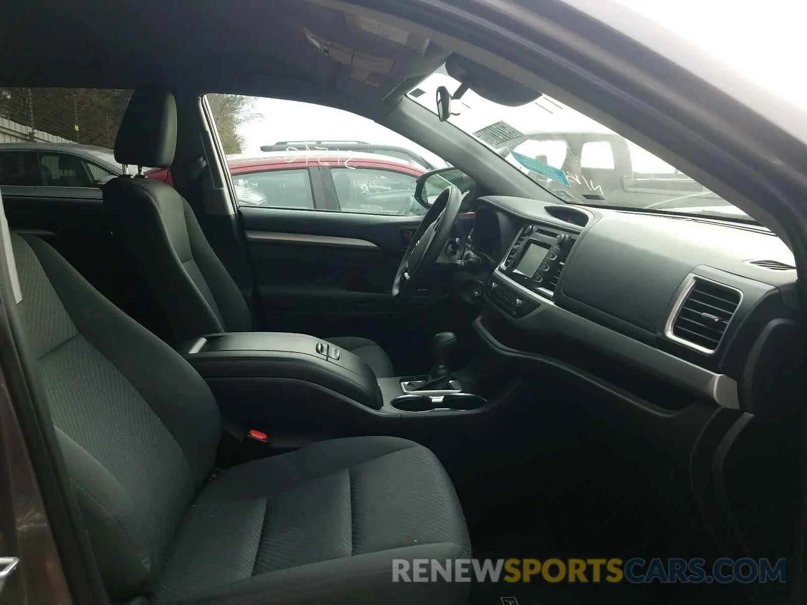 5 Photograph of a damaged car 5TDBZRFH4KS963161 TOYOTA HIGHLANDER 2019
