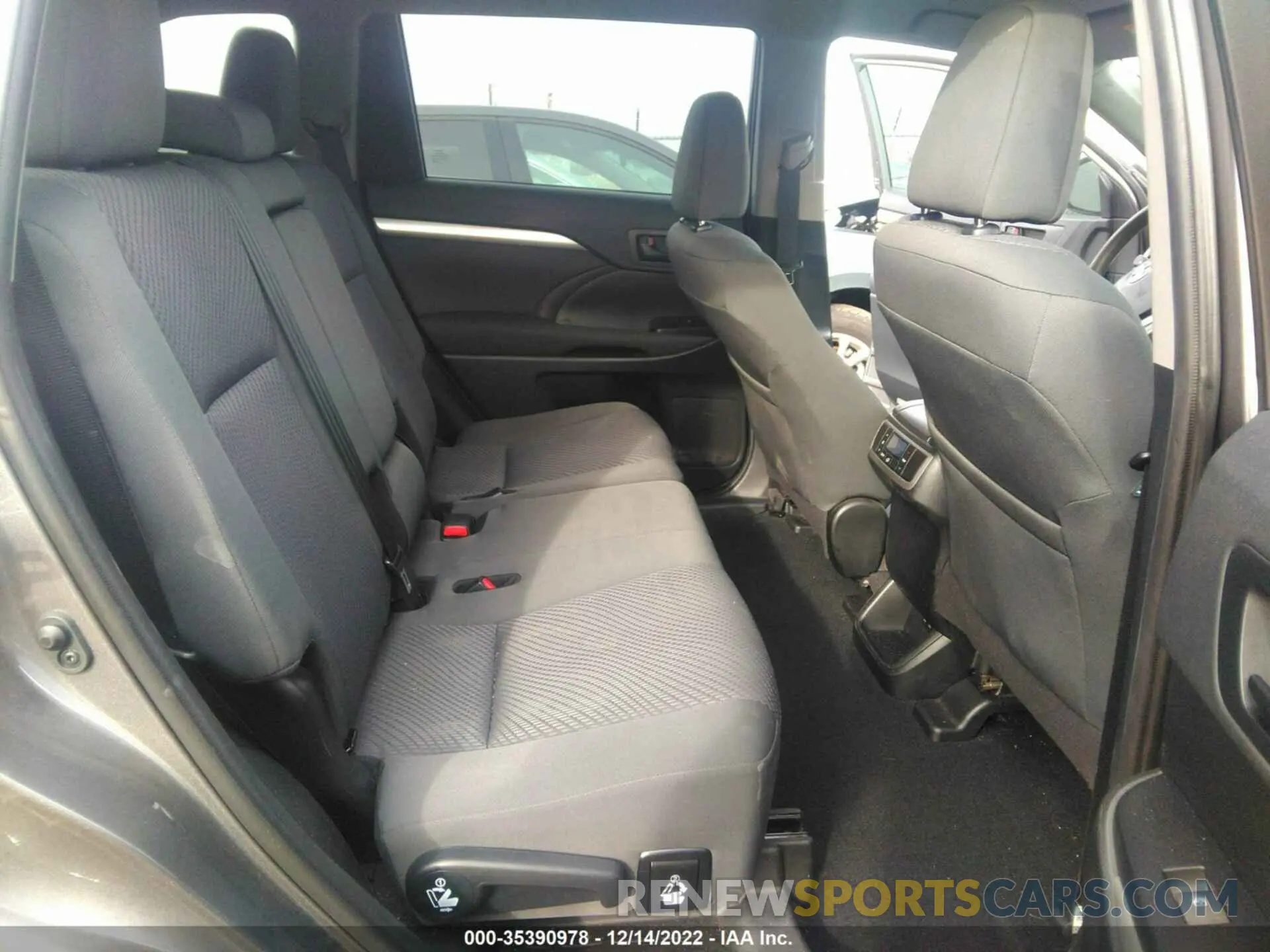 8 Фотография поврежденного автомобиля 5TDBZRFH4KS974919 TOYOTA HIGHLANDER 2019