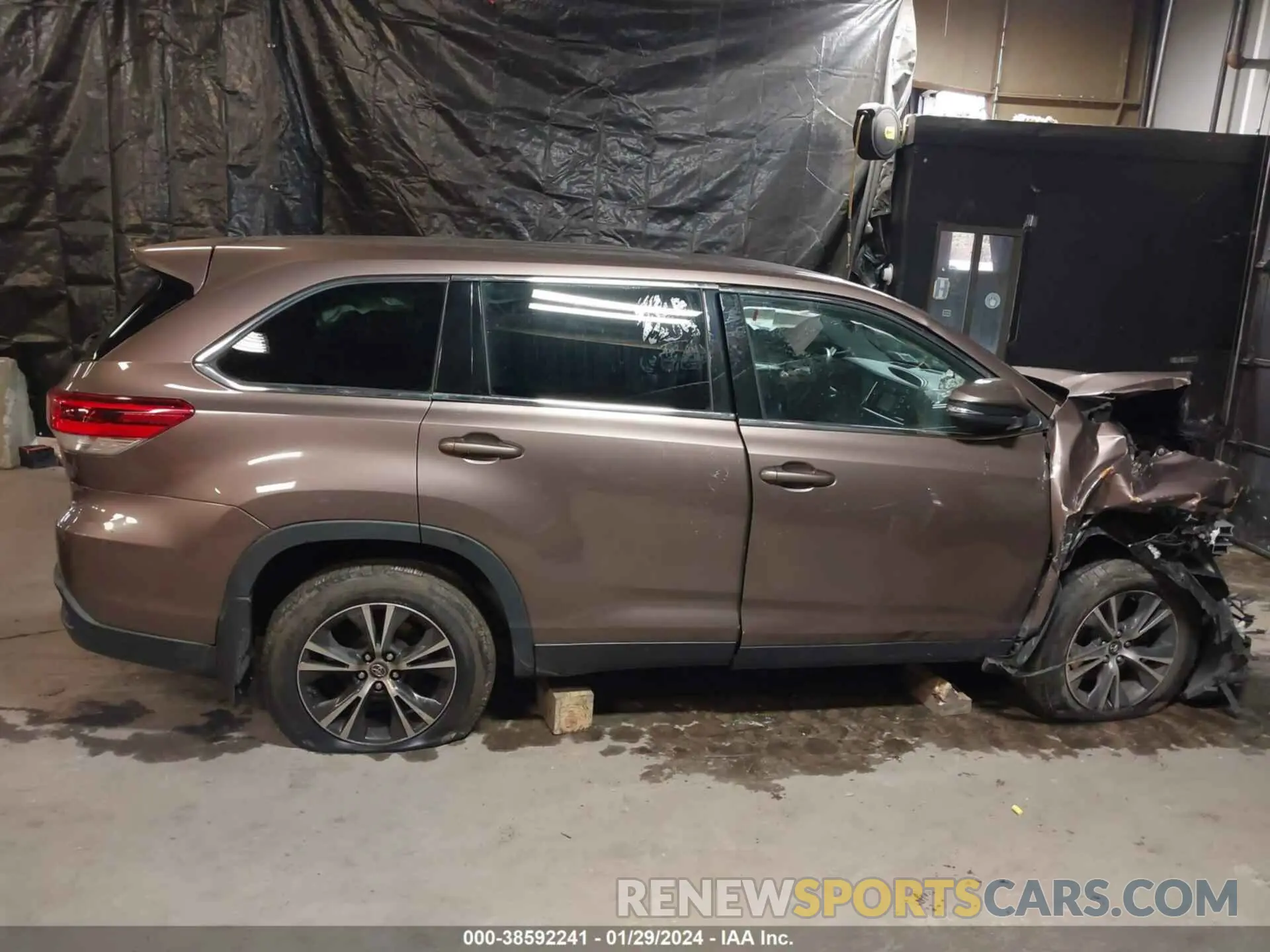 14 Photograph of a damaged car 5TDBZRFH4KS998752 TOYOTA HIGHLANDER 2019