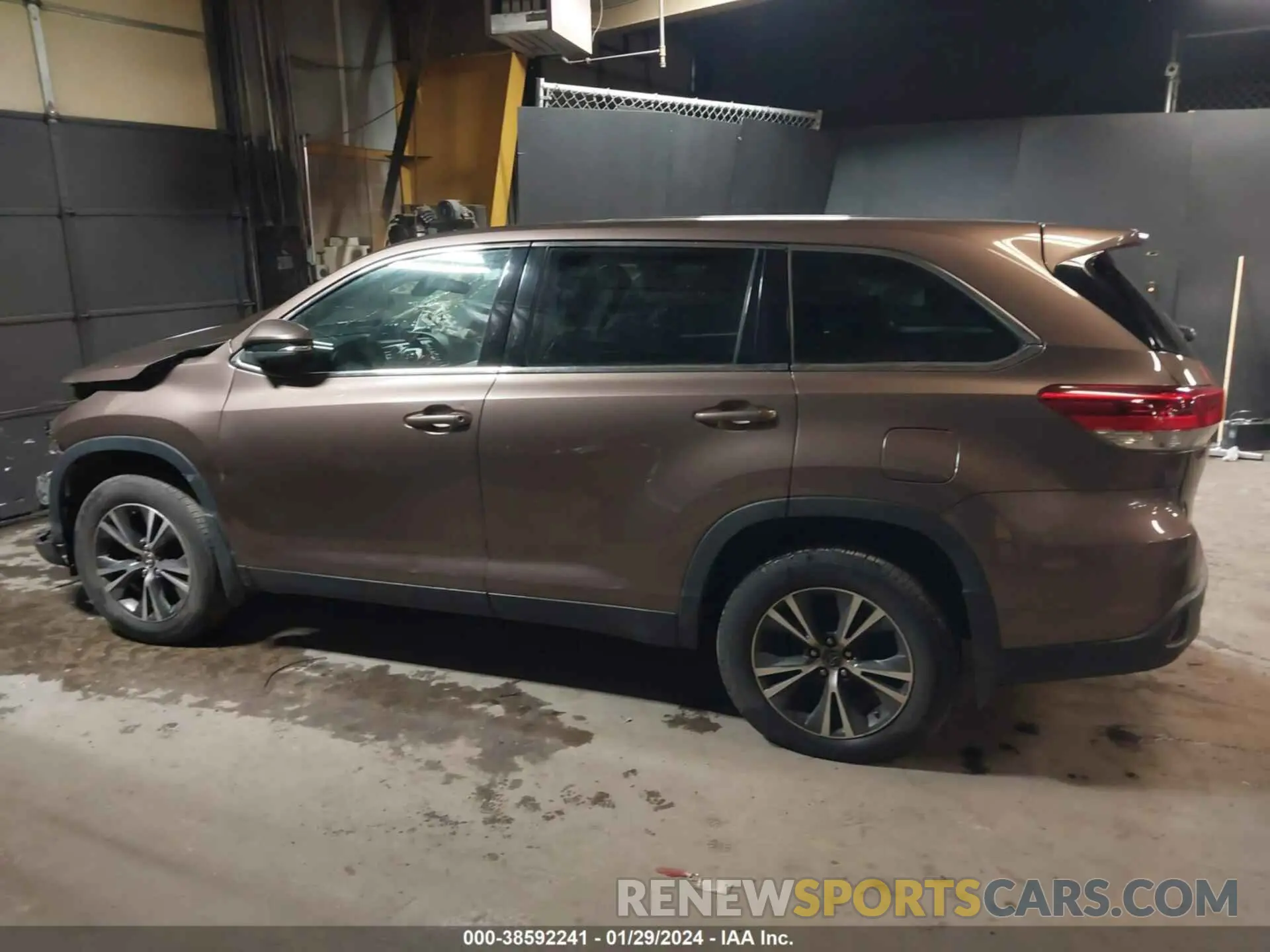 15 Photograph of a damaged car 5TDBZRFH4KS998752 TOYOTA HIGHLANDER 2019