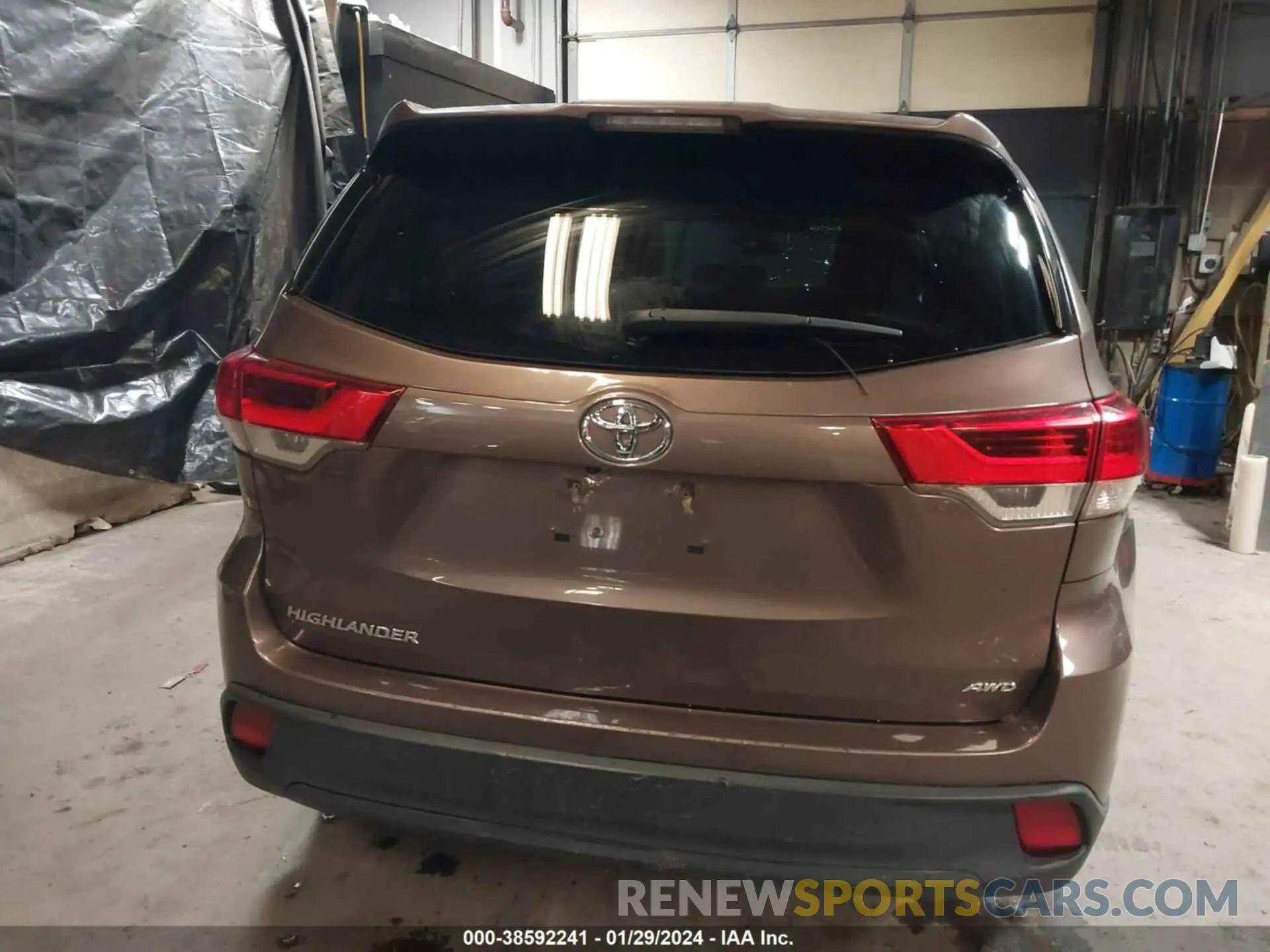 17 Photograph of a damaged car 5TDBZRFH4KS998752 TOYOTA HIGHLANDER 2019