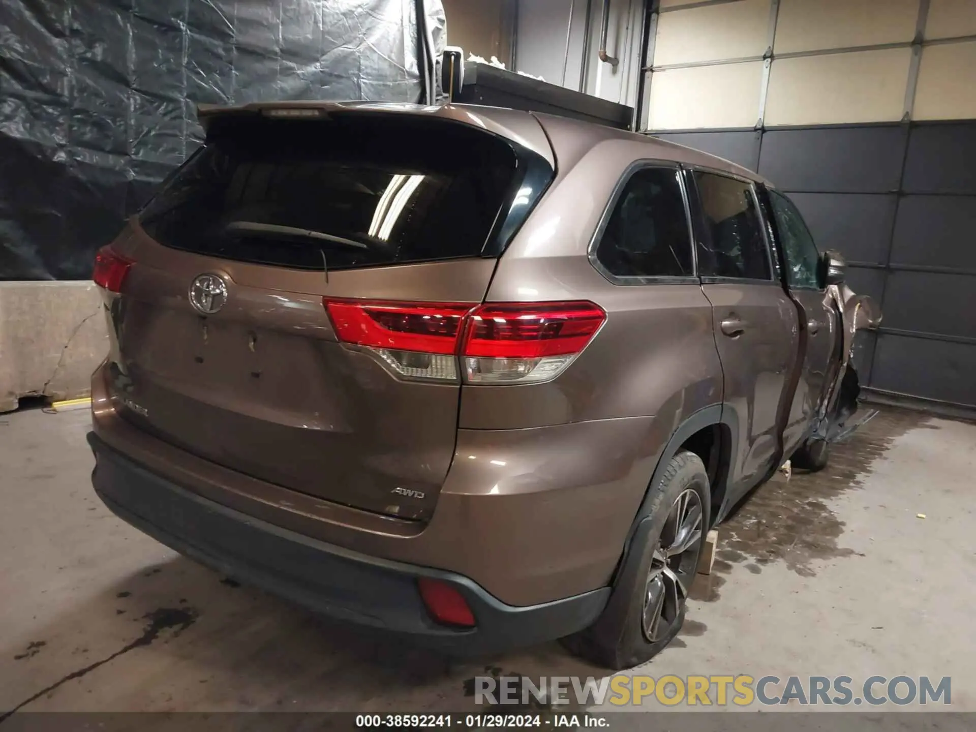 4 Photograph of a damaged car 5TDBZRFH4KS998752 TOYOTA HIGHLANDER 2019