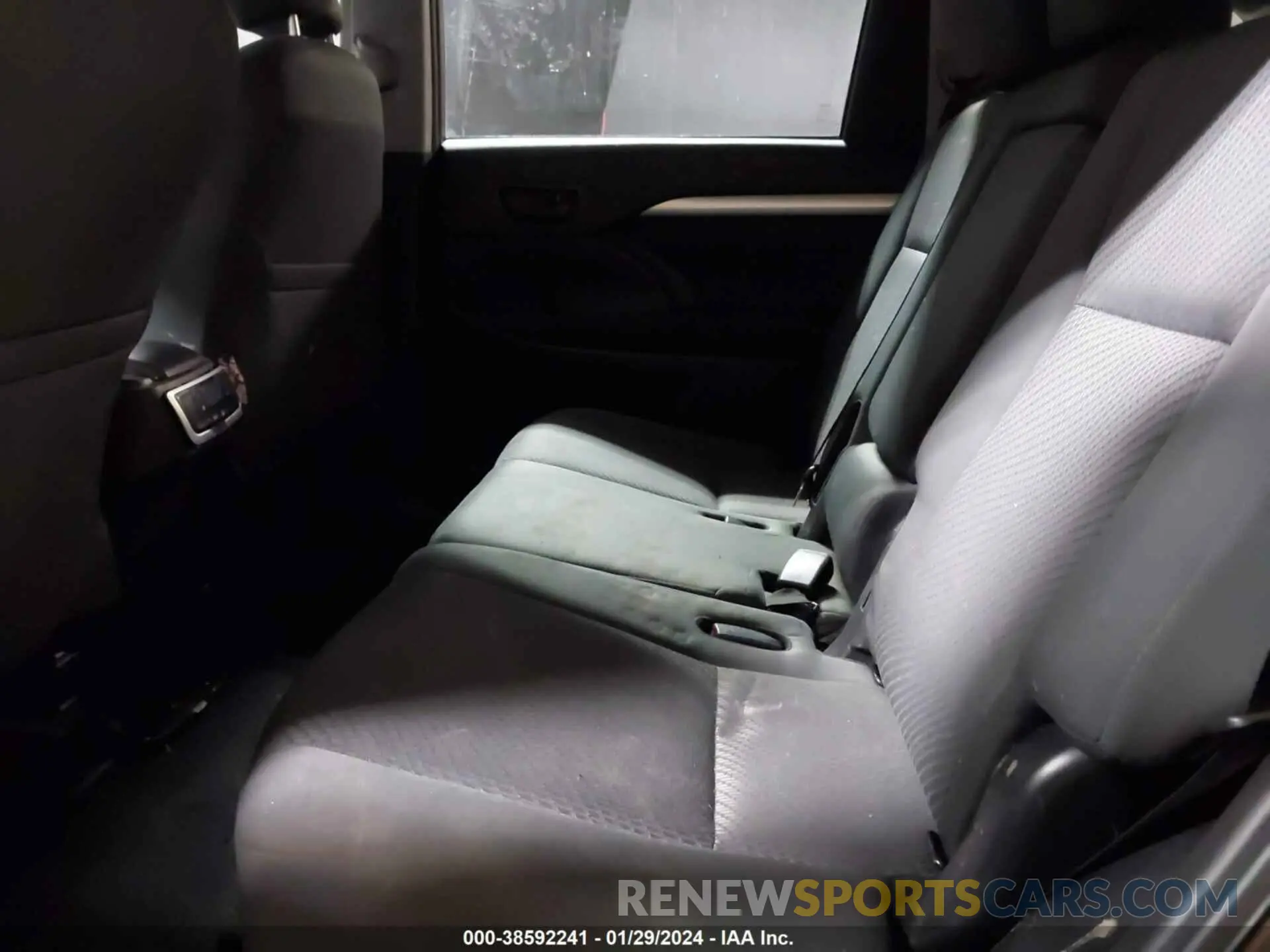 8 Photograph of a damaged car 5TDBZRFH4KS998752 TOYOTA HIGHLANDER 2019