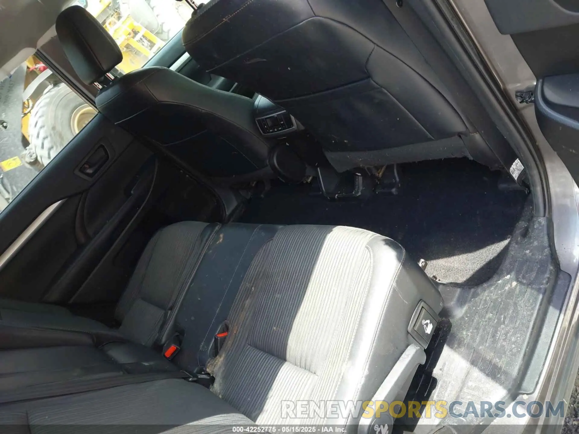 8 Photograph of a damaged car 5TDBZRFH5KS722354 TOYOTA HIGHLANDER 2019