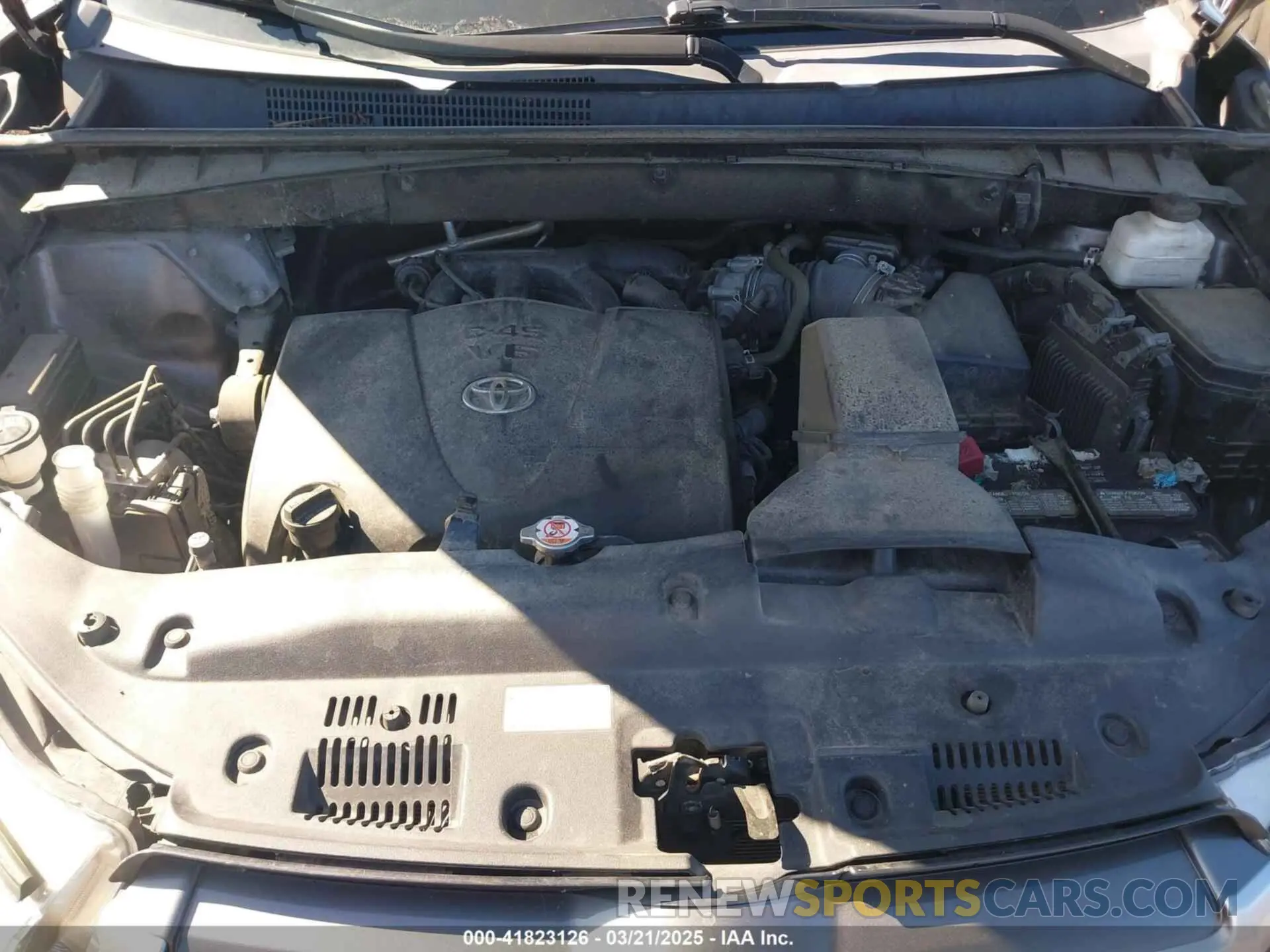 10 Photograph of a damaged car 5TDBZRFH5KS735976 TOYOTA HIGHLANDER 2019
