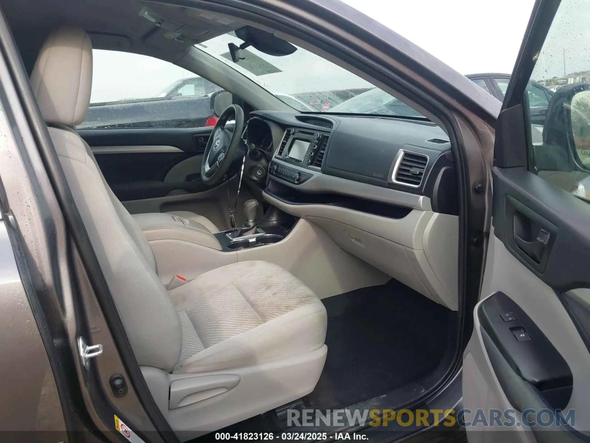 5 Photograph of a damaged car 5TDBZRFH5KS735976 TOYOTA HIGHLANDER 2019