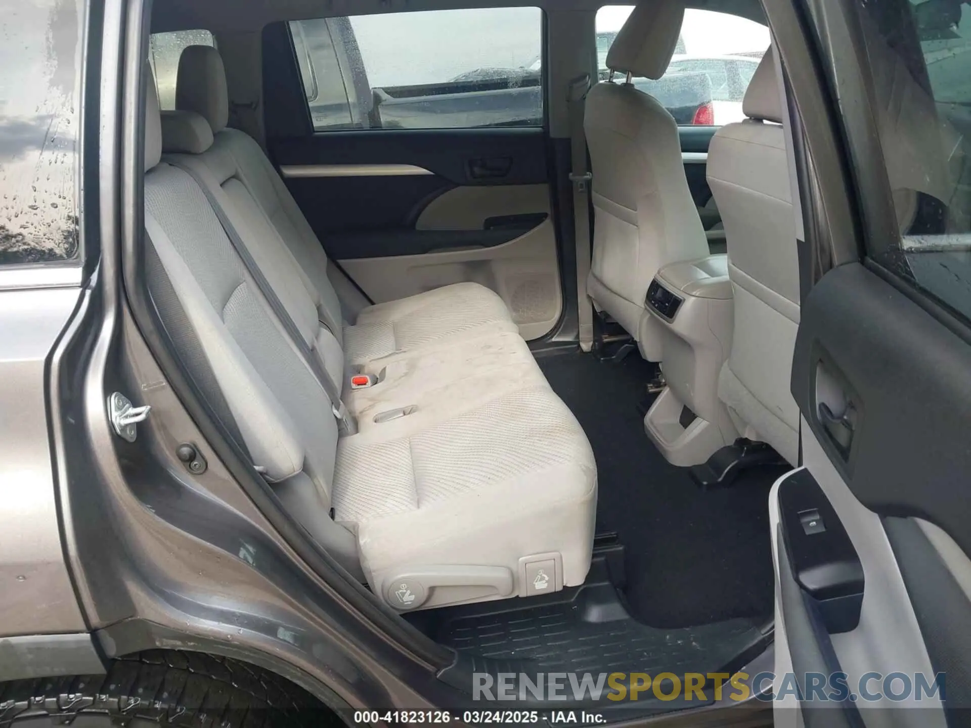 8 Photograph of a damaged car 5TDBZRFH5KS735976 TOYOTA HIGHLANDER 2019