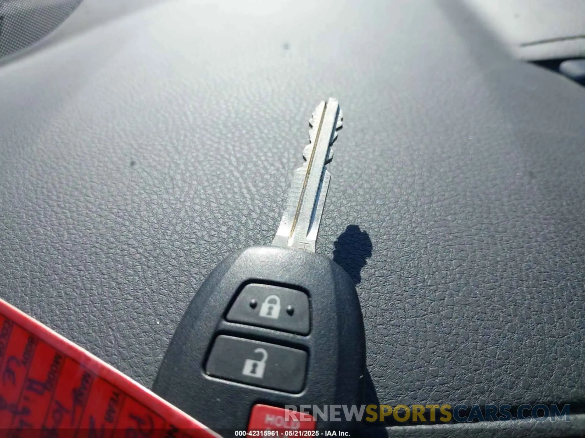 11 Photograph of a damaged car 5TDBZRFH5KS738005 TOYOTA HIGHLANDER 2019