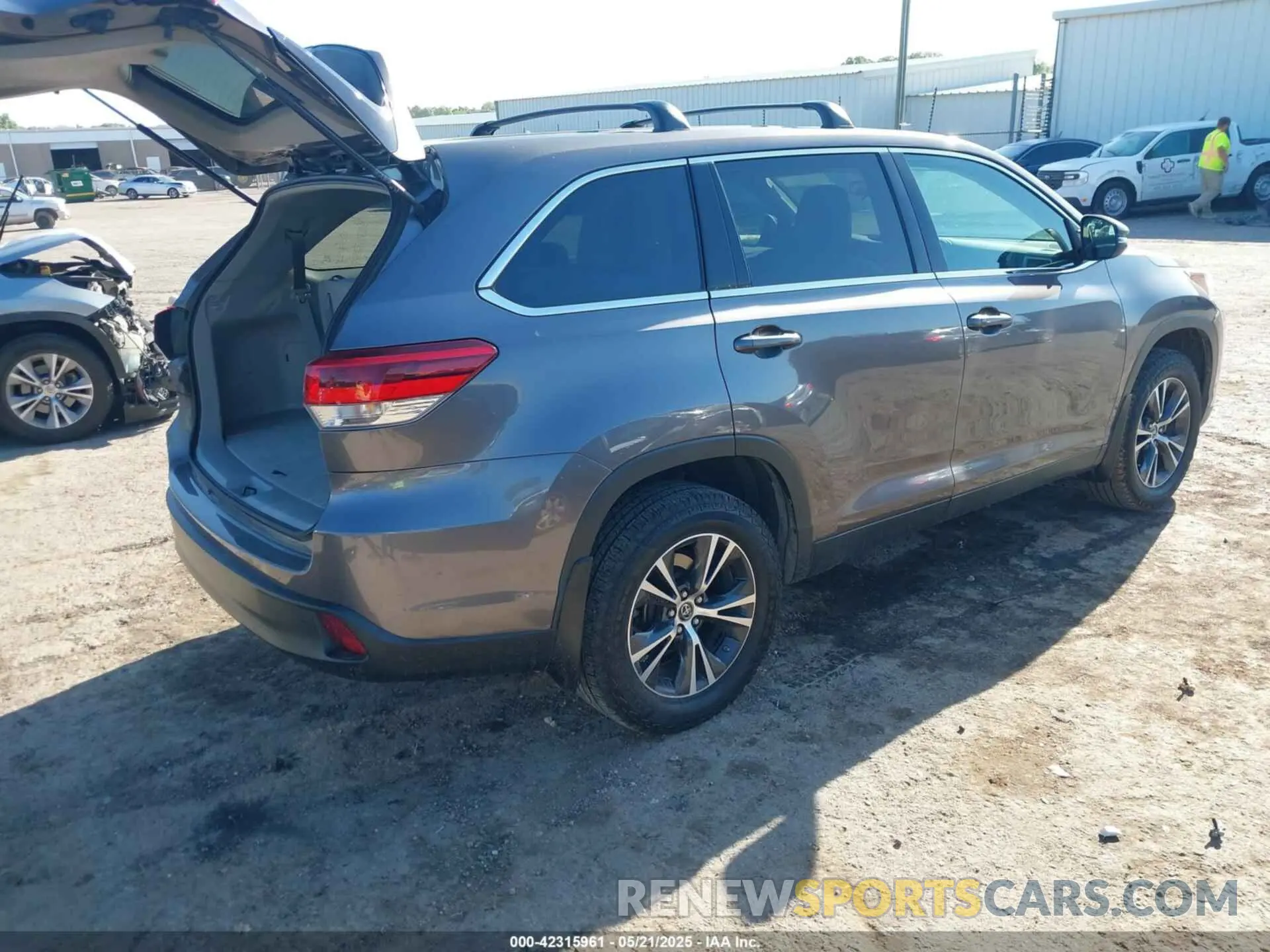 4 Photograph of a damaged car 5TDBZRFH5KS738005 TOYOTA HIGHLANDER 2019