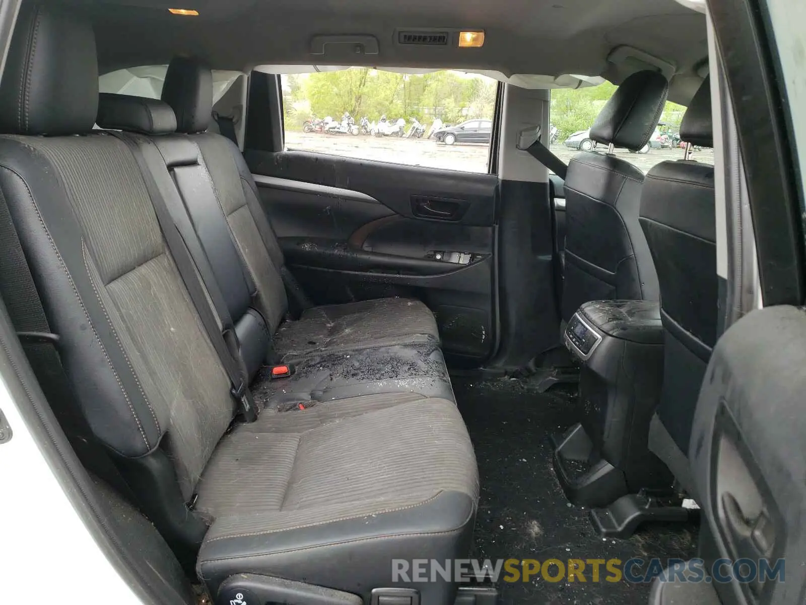 6 Photograph of a damaged car 5TDBZRFH5KS970555 TOYOTA HIGHLANDER 2019