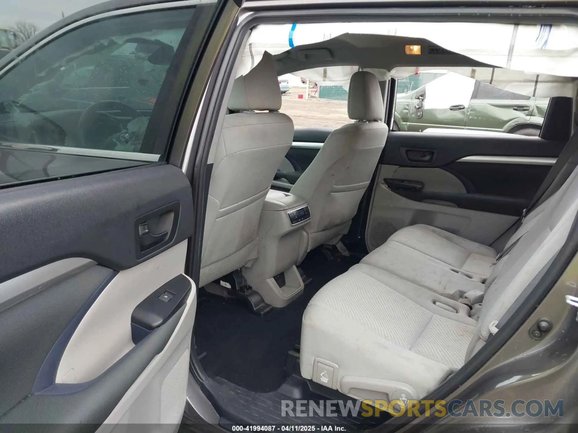 8 Фотография поврежденного автомобиля 5TDBZRFH5KS979255 TOYOTA HIGHLANDER 2019