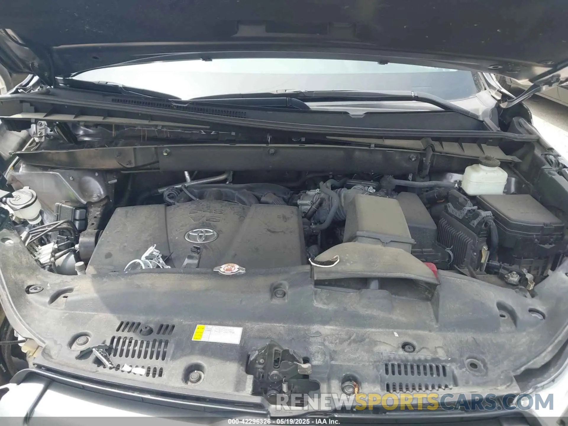 10 Photograph of a damaged car 5TDBZRFH6KS718068 TOYOTA HIGHLANDER 2019