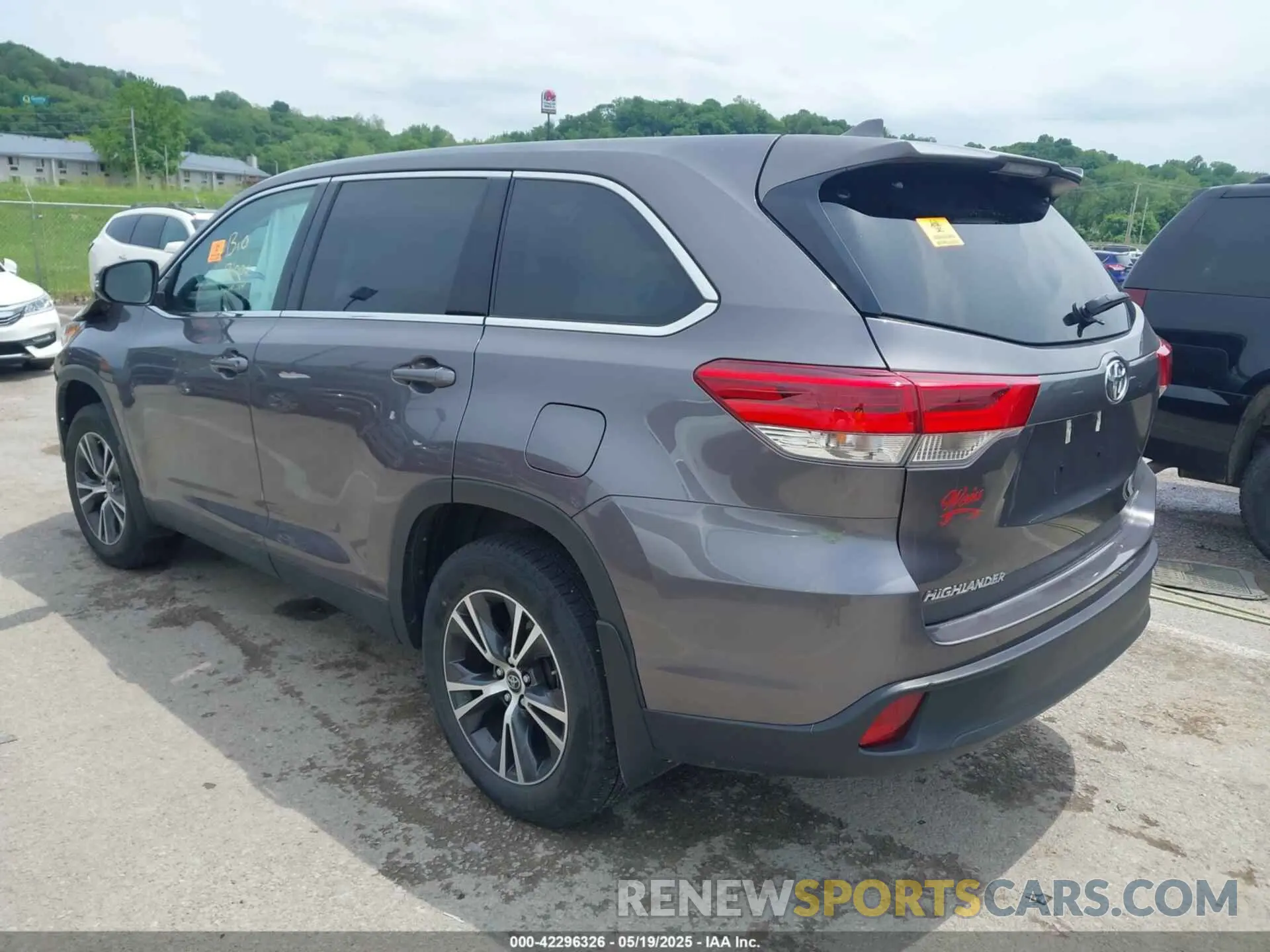 3 Photograph of a damaged car 5TDBZRFH6KS718068 TOYOTA HIGHLANDER 2019