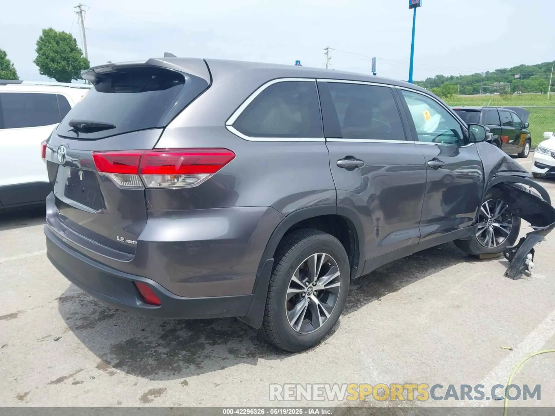 4 Photograph of a damaged car 5TDBZRFH6KS718068 TOYOTA HIGHLANDER 2019