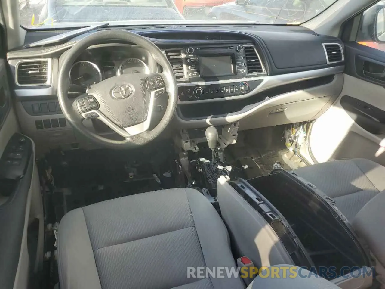 8 Photograph of a damaged car 5TDBZRFH6KS737736 TOYOTA HIGHLANDER 2019