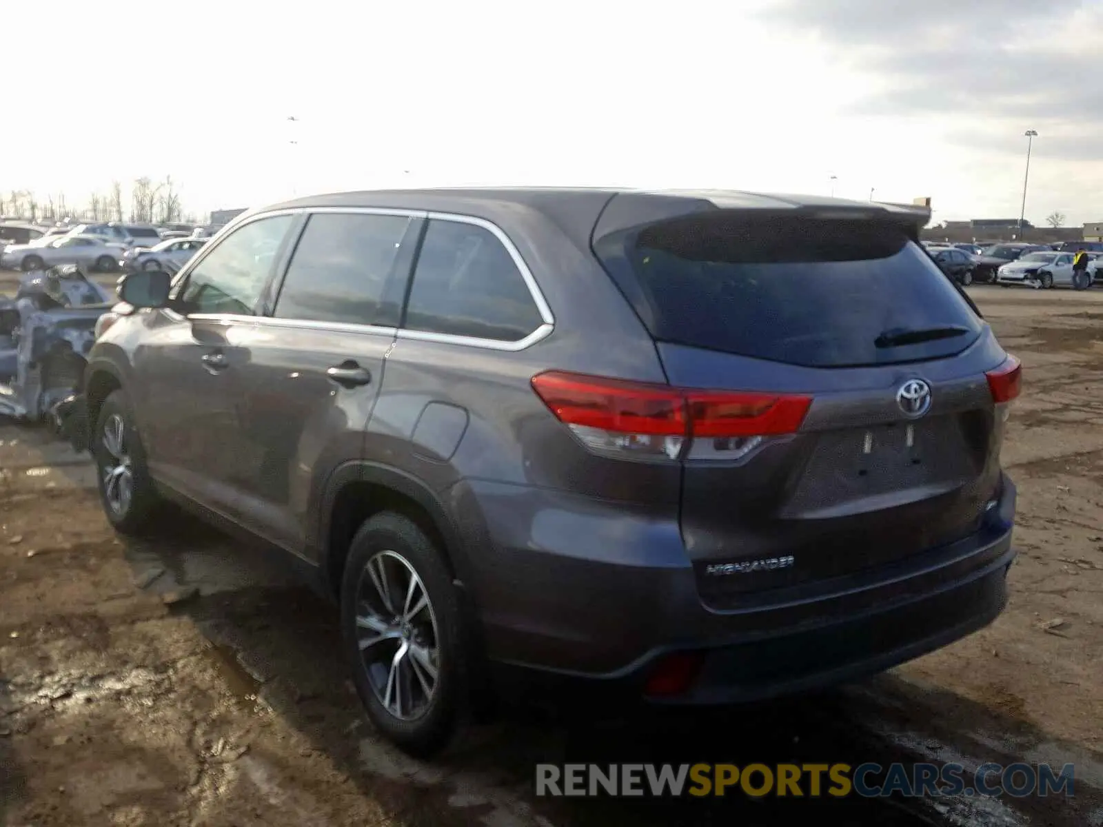 3 Photograph of a damaged car 5TDBZRFH6KS963467 TOYOTA HIGHLANDER 2019