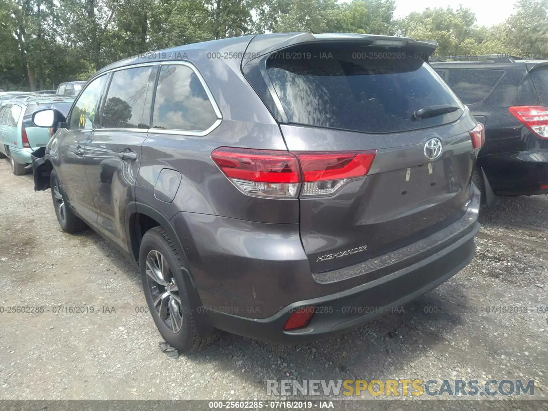 3 Photograph of a damaged car 5TDBZRFH6KS966689 TOYOTA HIGHLANDER 2019