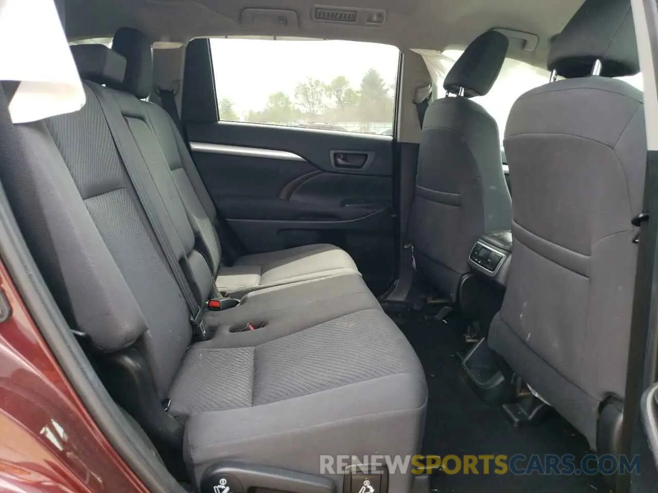 11 Photograph of a damaged car 5TDBZRFH7KS738216 TOYOTA HIGHLANDER 2019