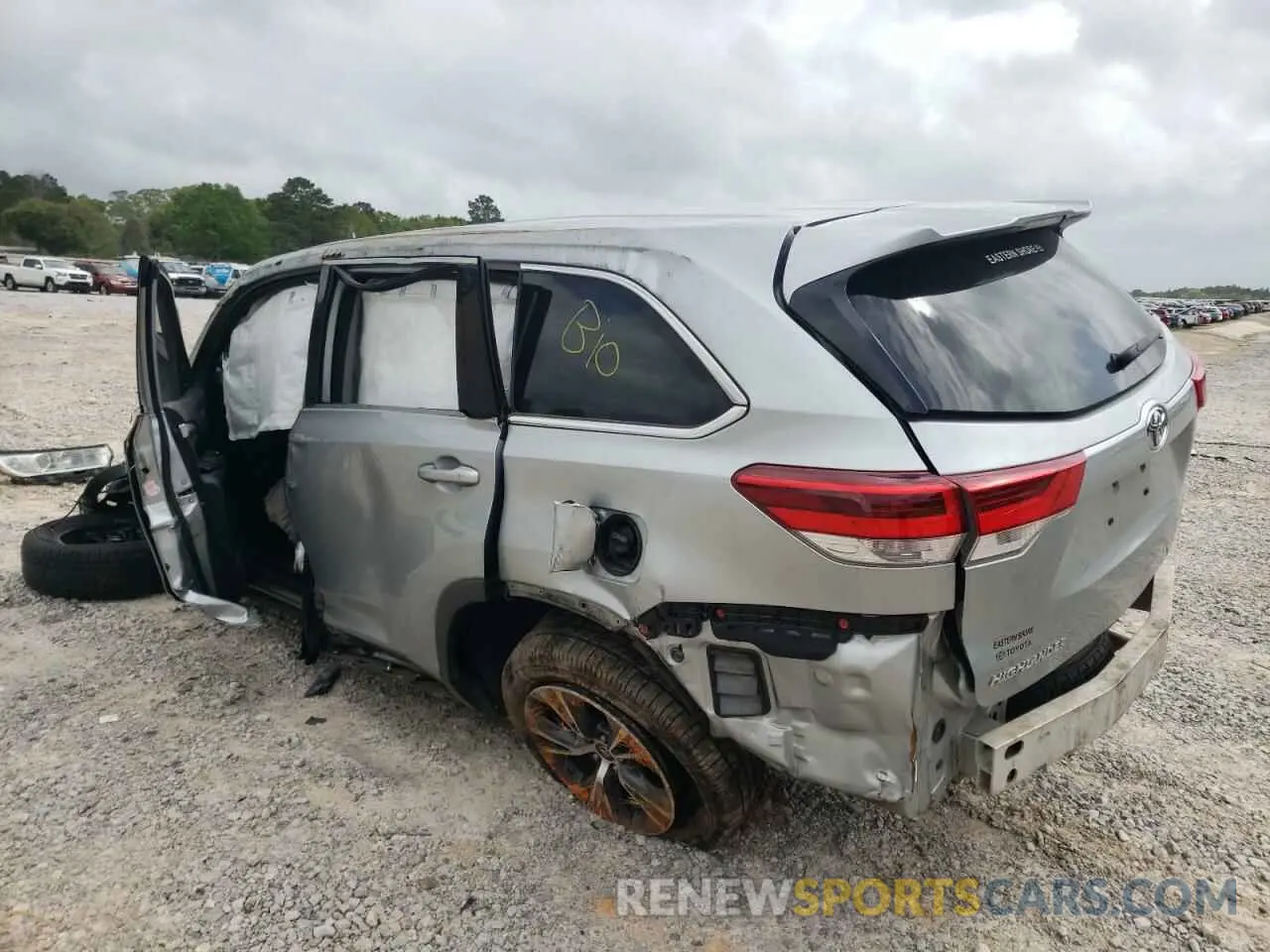 2 Photograph of a damaged car 5TDBZRFH7KS938335 TOYOTA HIGHLANDER 2019