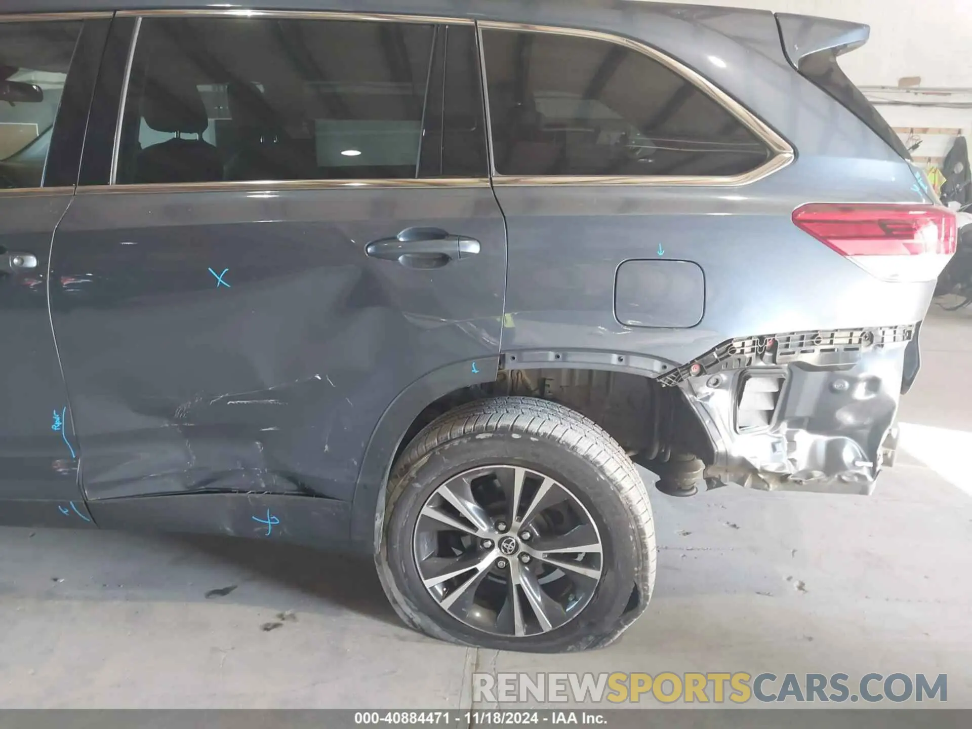 17 Photograph of a damaged car 5TDBZRFH8KS740959 TOYOTA HIGHLANDER 2019