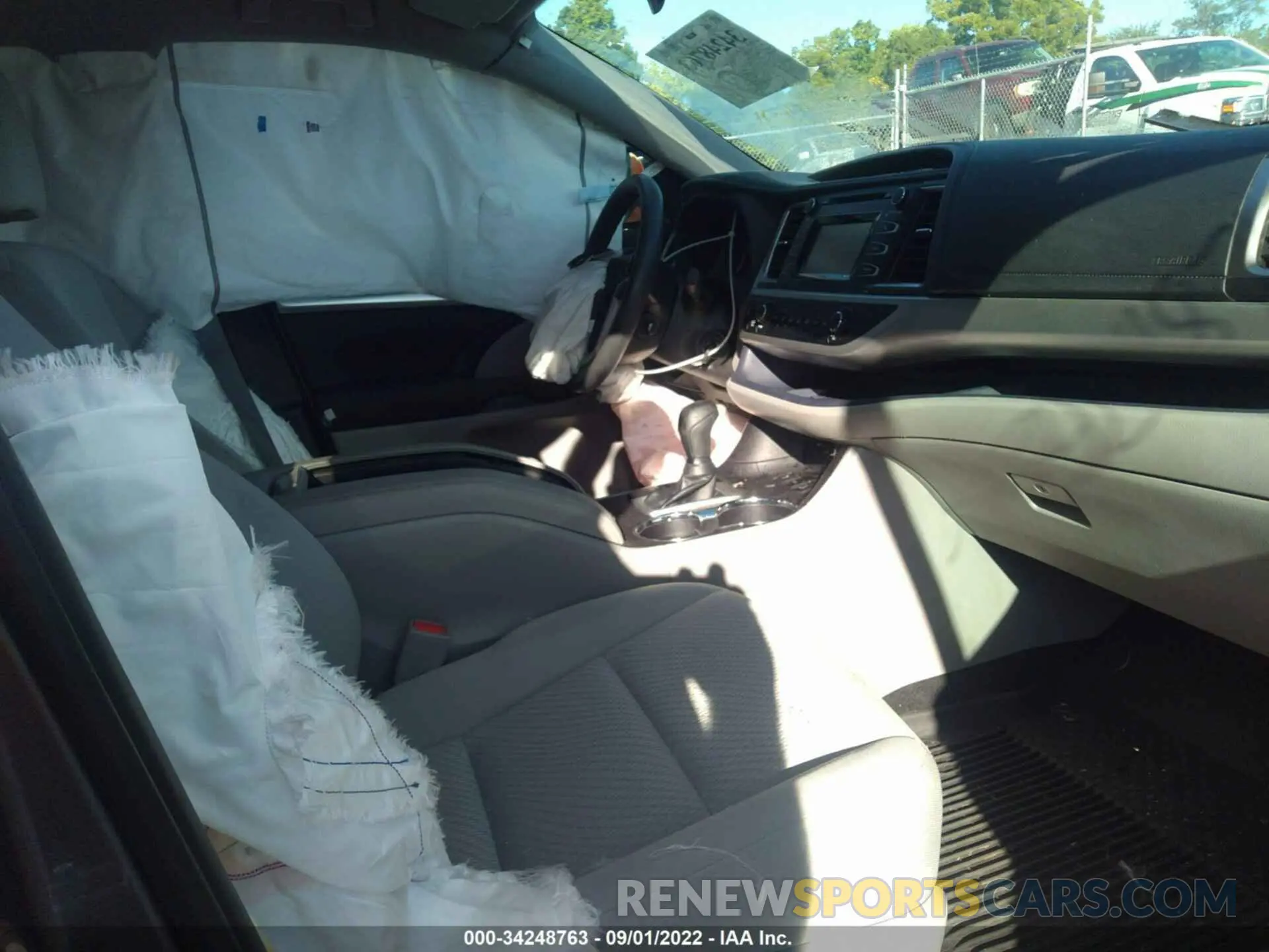 5 Photograph of a damaged car 5TDBZRFH8KS929255 TOYOTA HIGHLANDER 2019