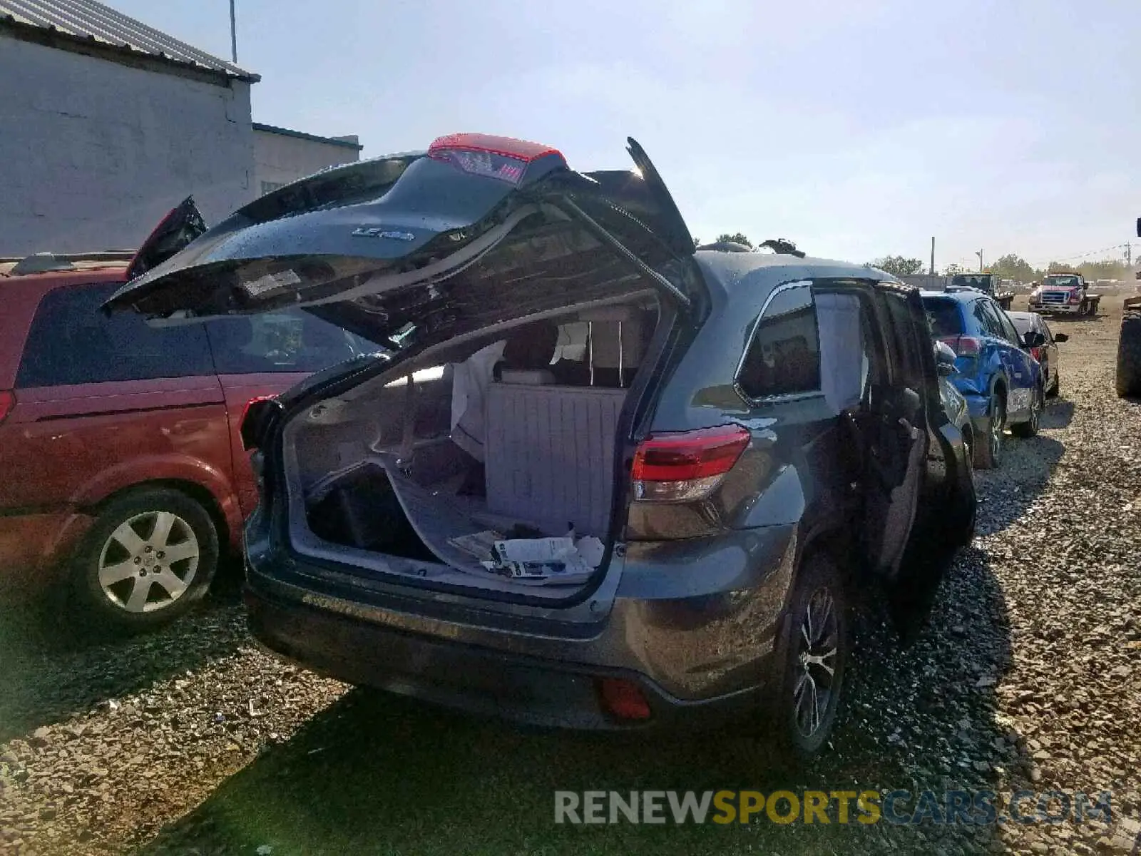 4 Photograph of a damaged car 5TDBZRFH8KS935461 TOYOTA HIGHLANDER 2019