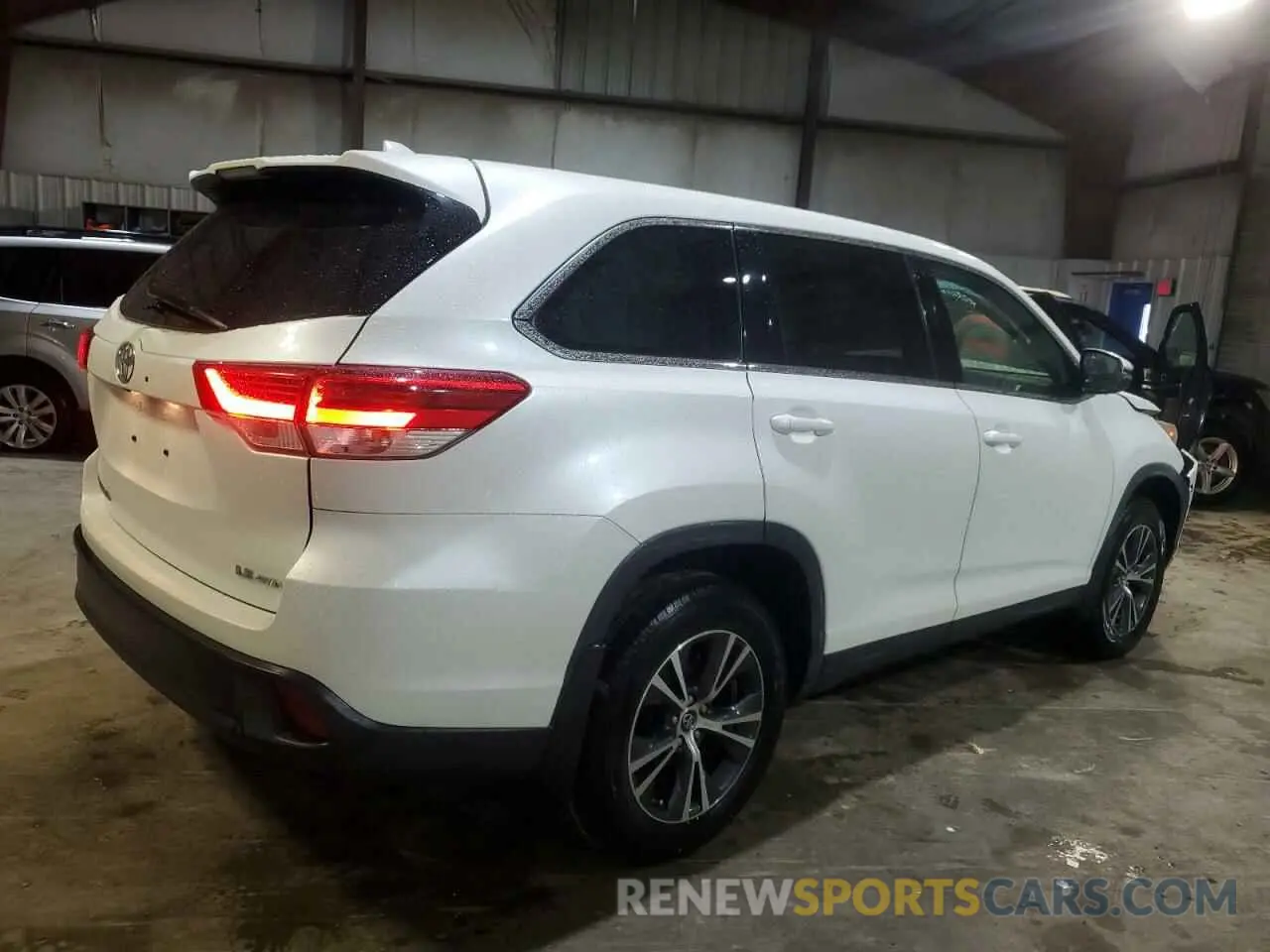 3 Photograph of a damaged car 5TDBZRFH9KS708649 TOYOTA HIGHLANDER 2019