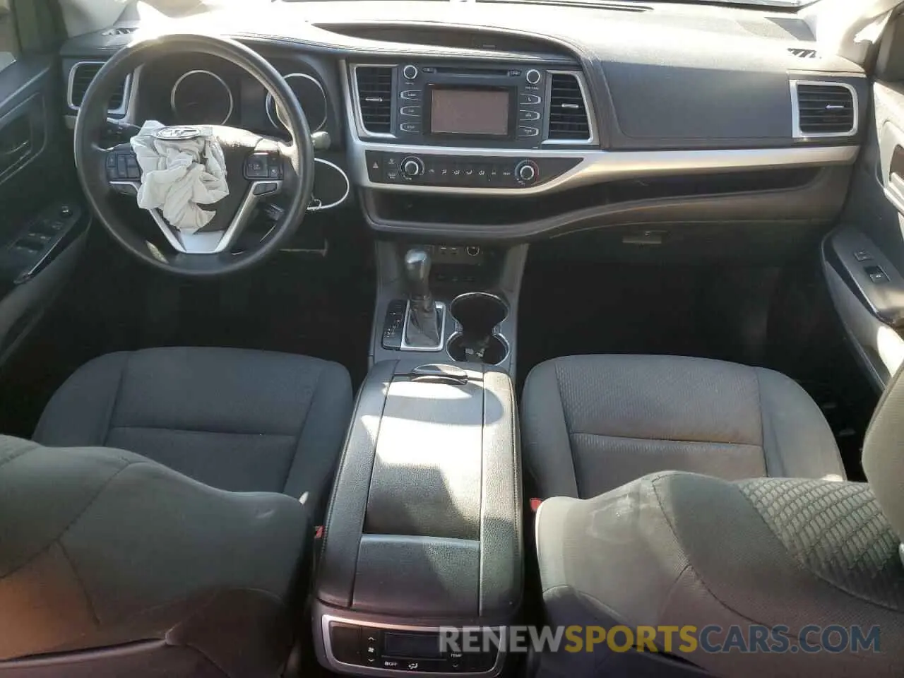 8 Photograph of a damaged car 5TDBZRFH9KS961258 TOYOTA HIGHLANDER 2019