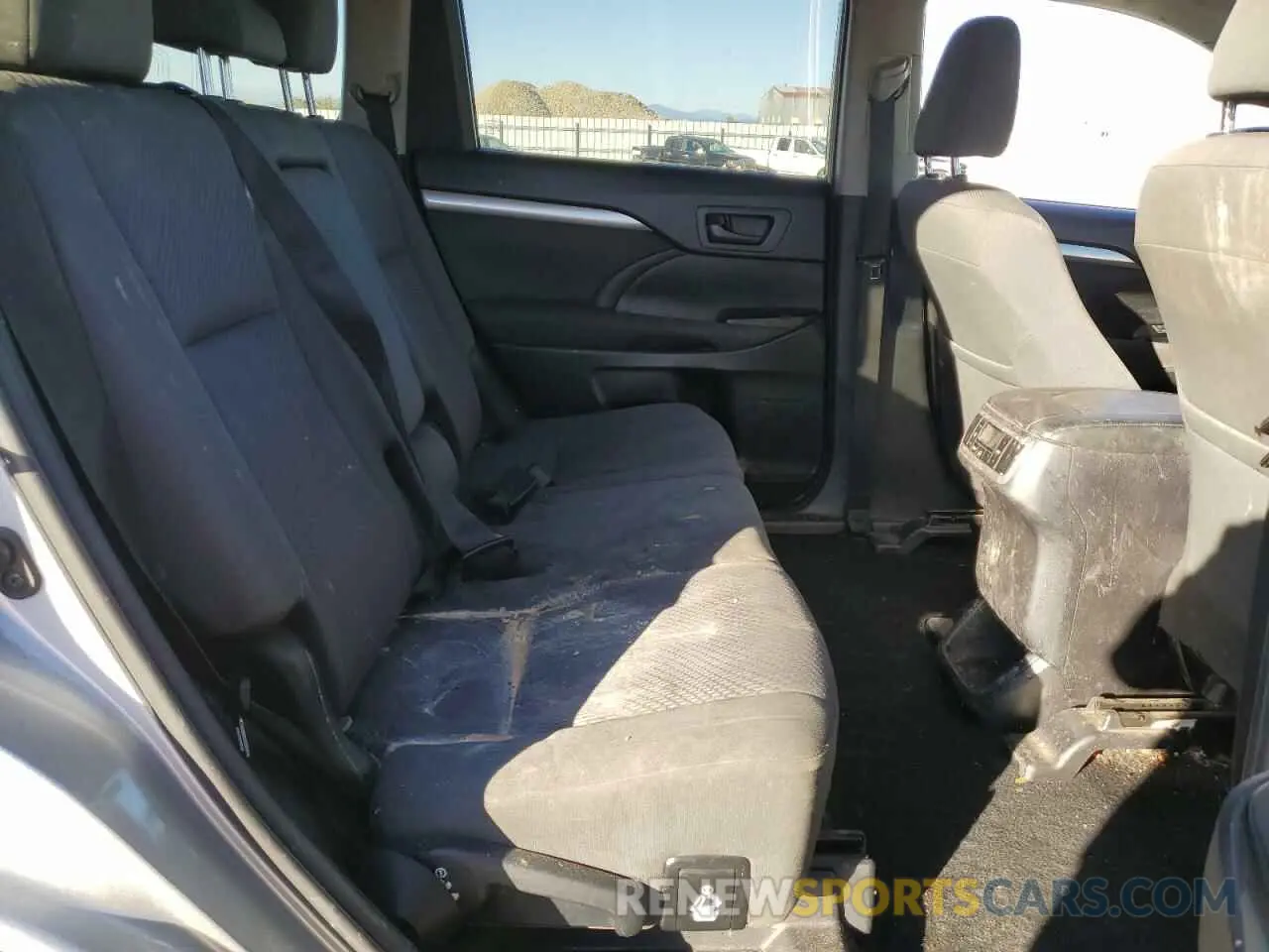 11 Photograph of a damaged car 5TDBZRFH9KS992350 TOYOTA HIGHLANDER 2019