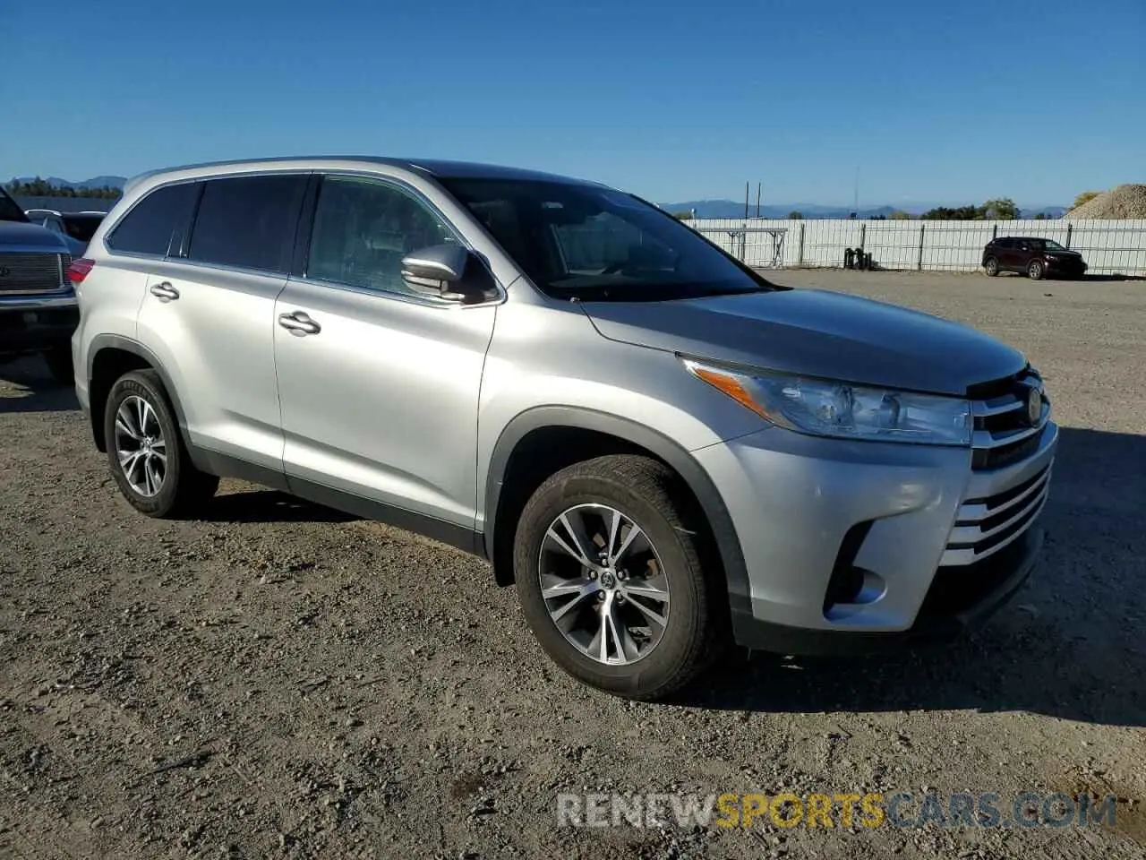4 Photograph of a damaged car 5TDBZRFH9KS992350 TOYOTA HIGHLANDER 2019