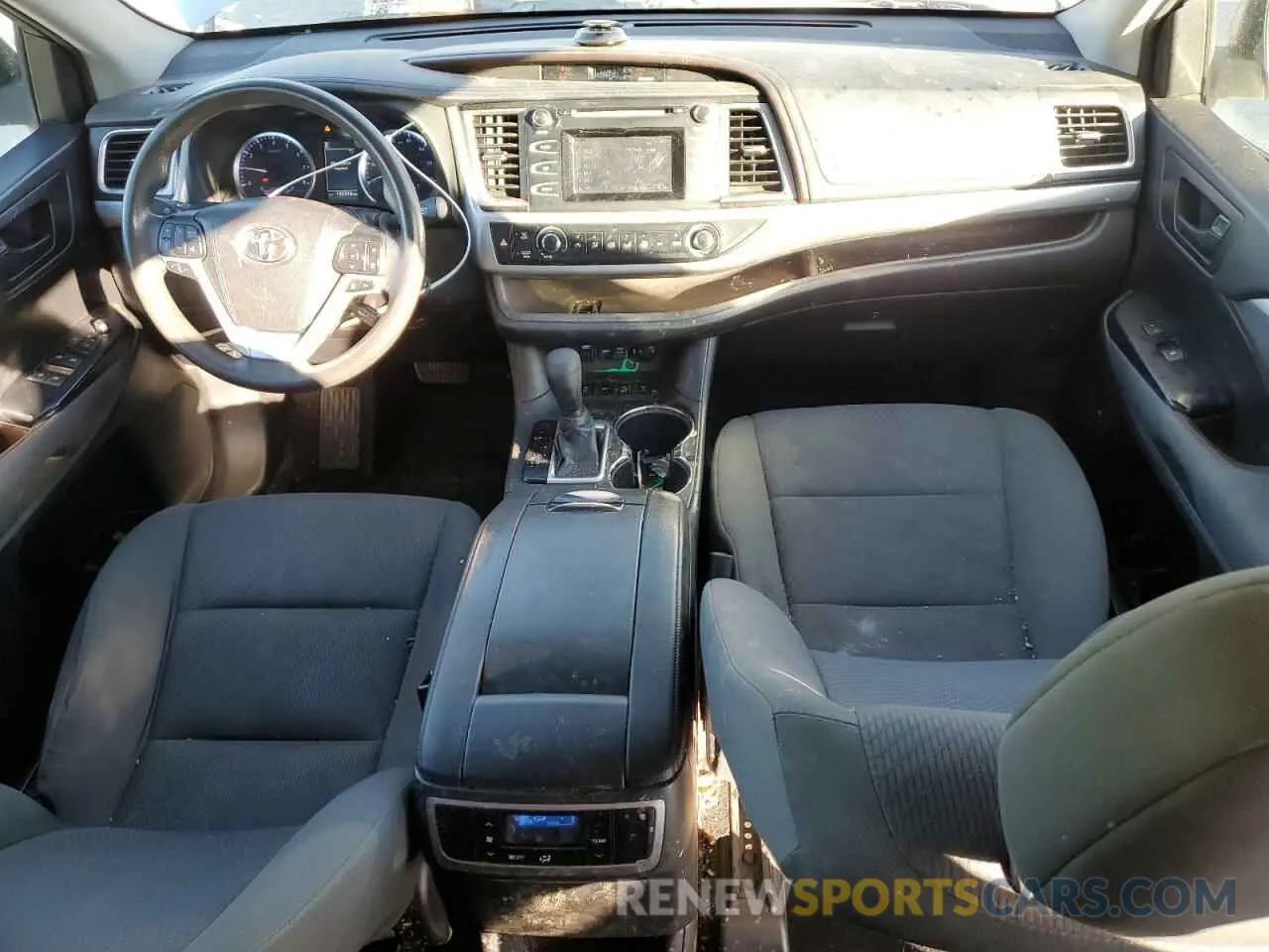 8 Photograph of a damaged car 5TDBZRFH9KS992350 TOYOTA HIGHLANDER 2019